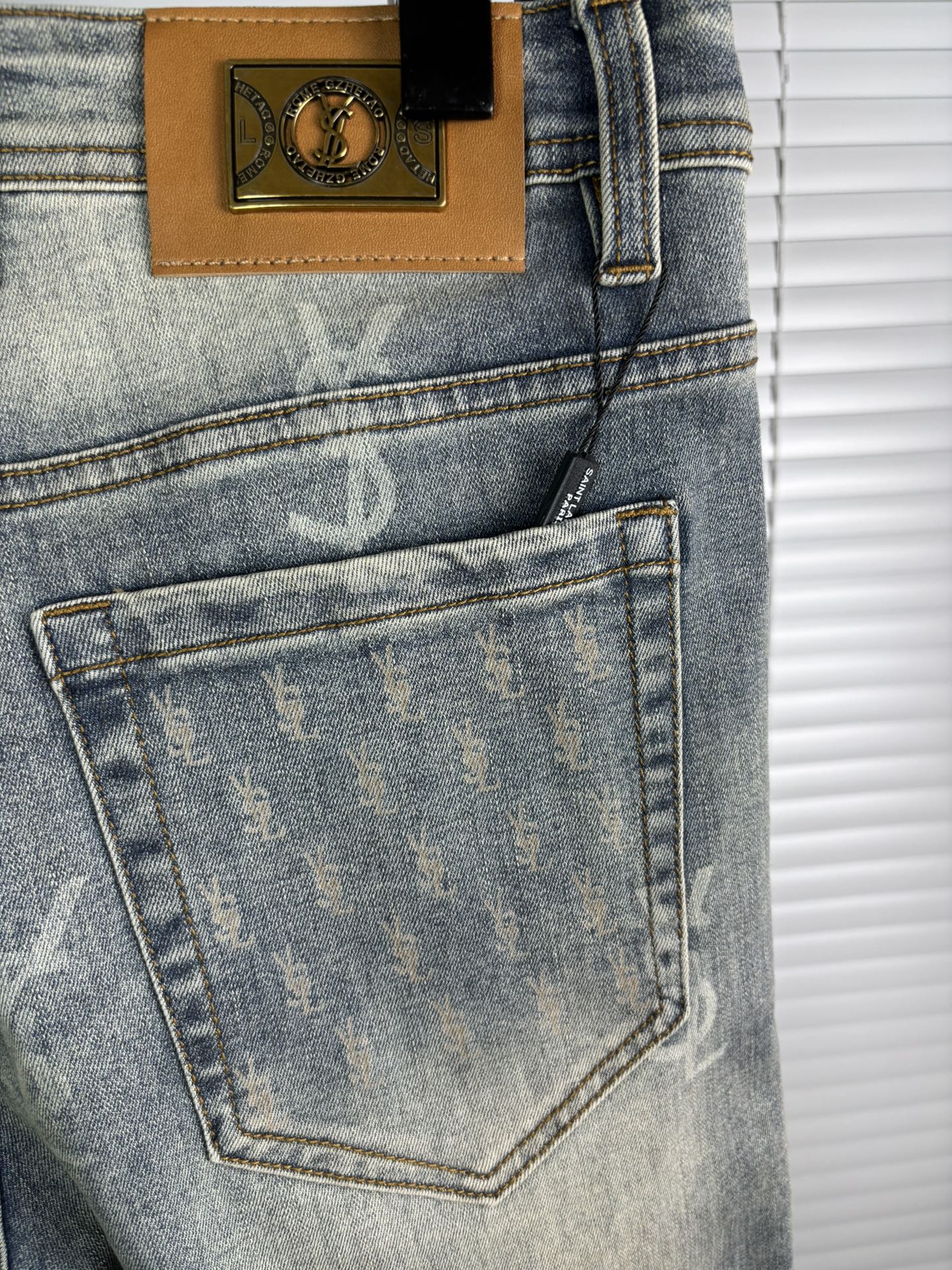 超级有范儿的一款牛仔裤，定制原版水洗牛仔面料，独特设计，顶级刺绣工艺字母图案logo，原版五金辅料装饰，