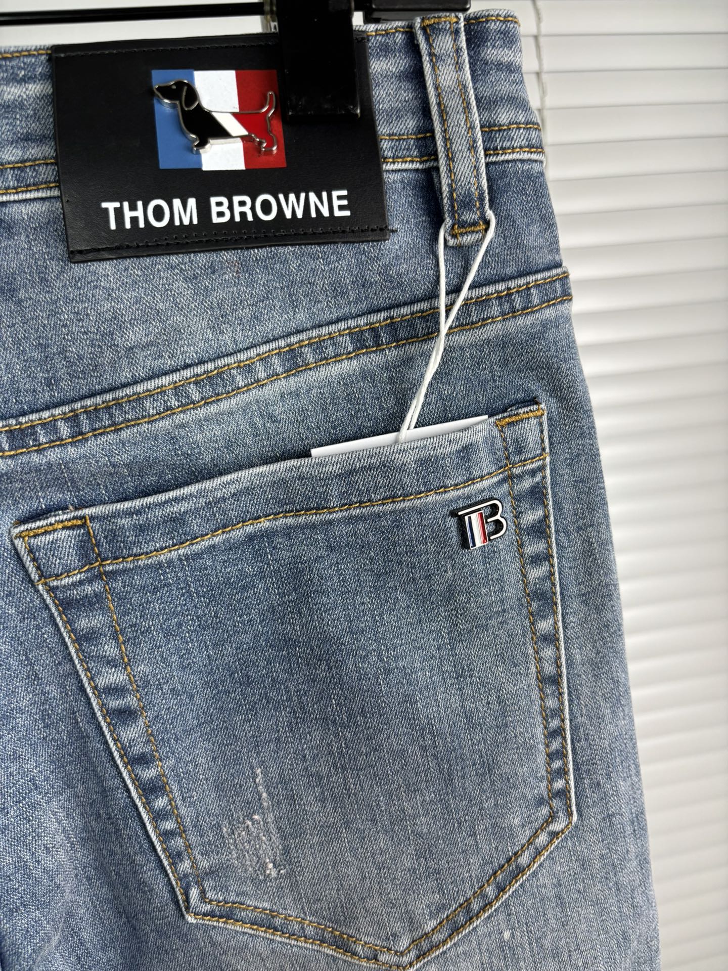 超级有范儿的一款牛仔裤，定制原版水洗牛仔面料，独特设计，顶级刺绣工艺字母图案logo，原版五金辅料装饰，