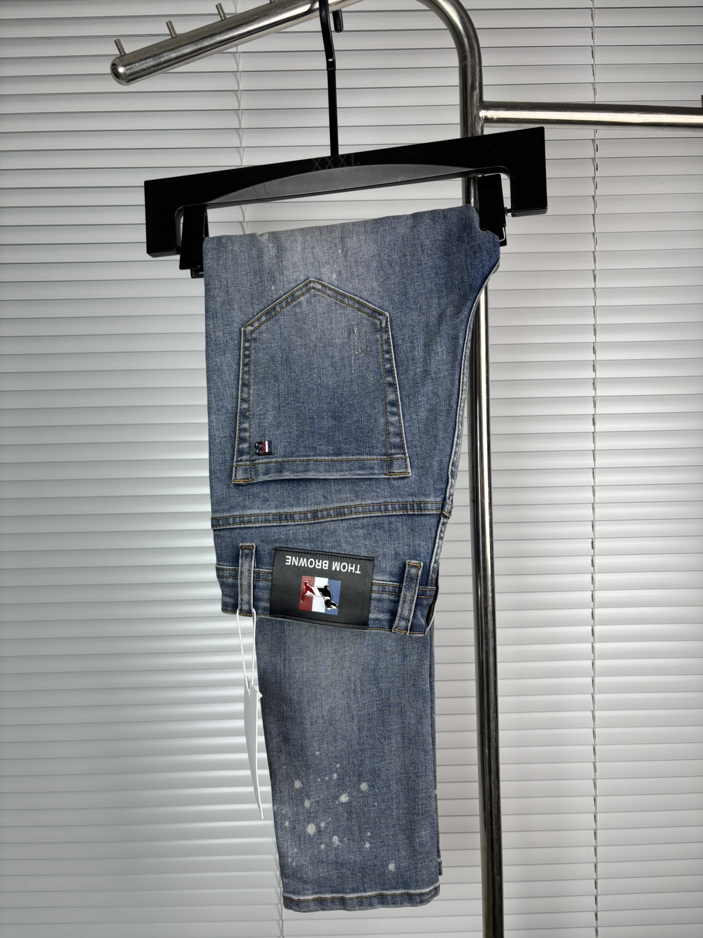 超级有范儿的一款牛仔裤，定制原版水洗牛仔面料，独特设计，顶级刺绣工艺字母图案logo，原版五金辅料装饰，