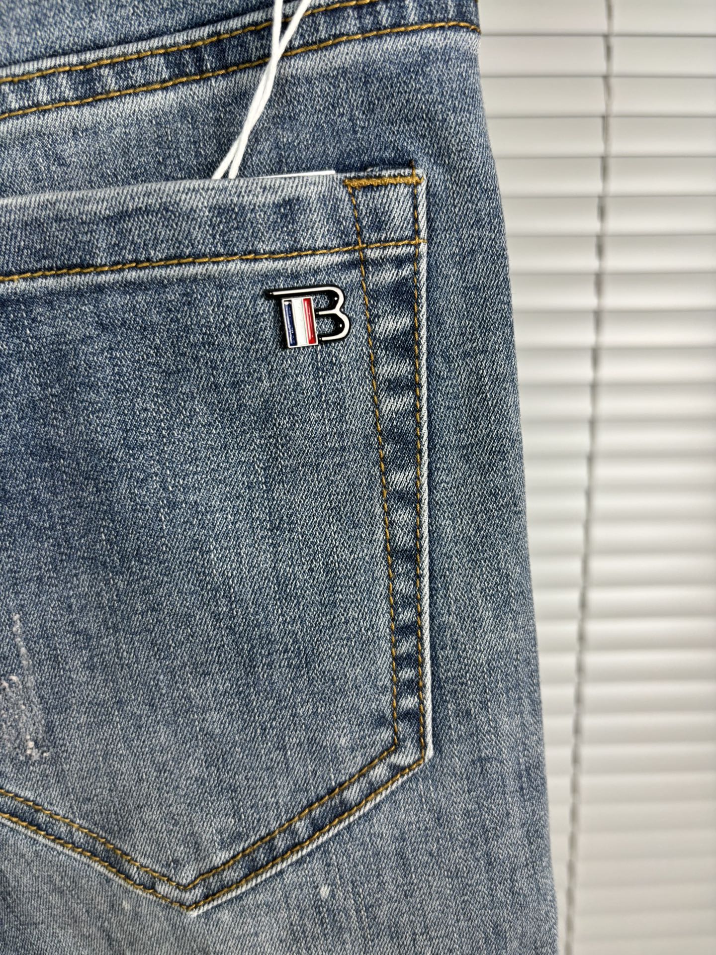 超级有范儿的一款牛仔裤，定制原版水洗牛仔面料，独特设计，顶级刺绣工艺字母图案logo，原版五金辅料装饰，