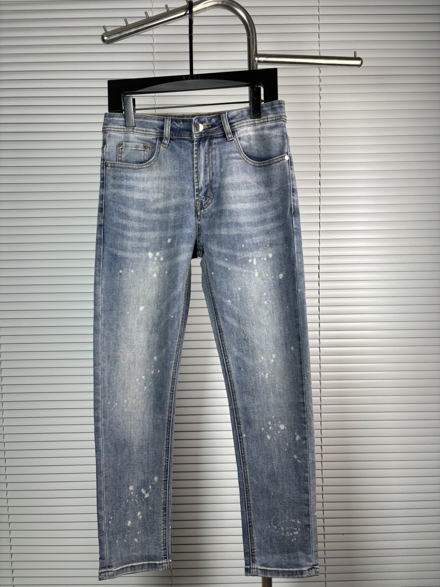 超级有范儿的一款牛仔裤，定制原版水洗牛仔面料，独特设计，顶级刺绣工艺字母图案logo，原版五金辅料装饰，