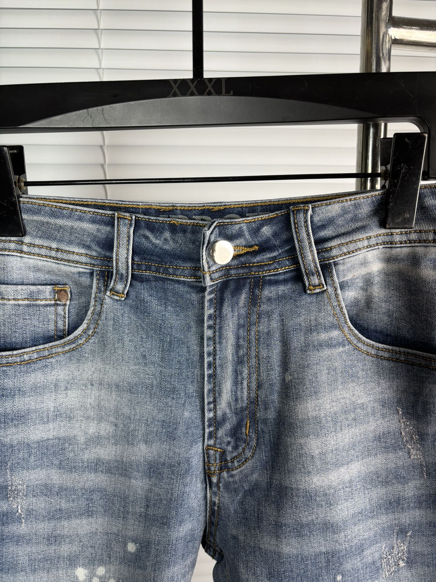 超级有范儿的一款牛仔裤，定制原版水洗牛仔面料，独特设计，顶级刺绣工艺字母图案logo，原版五金辅料装饰，