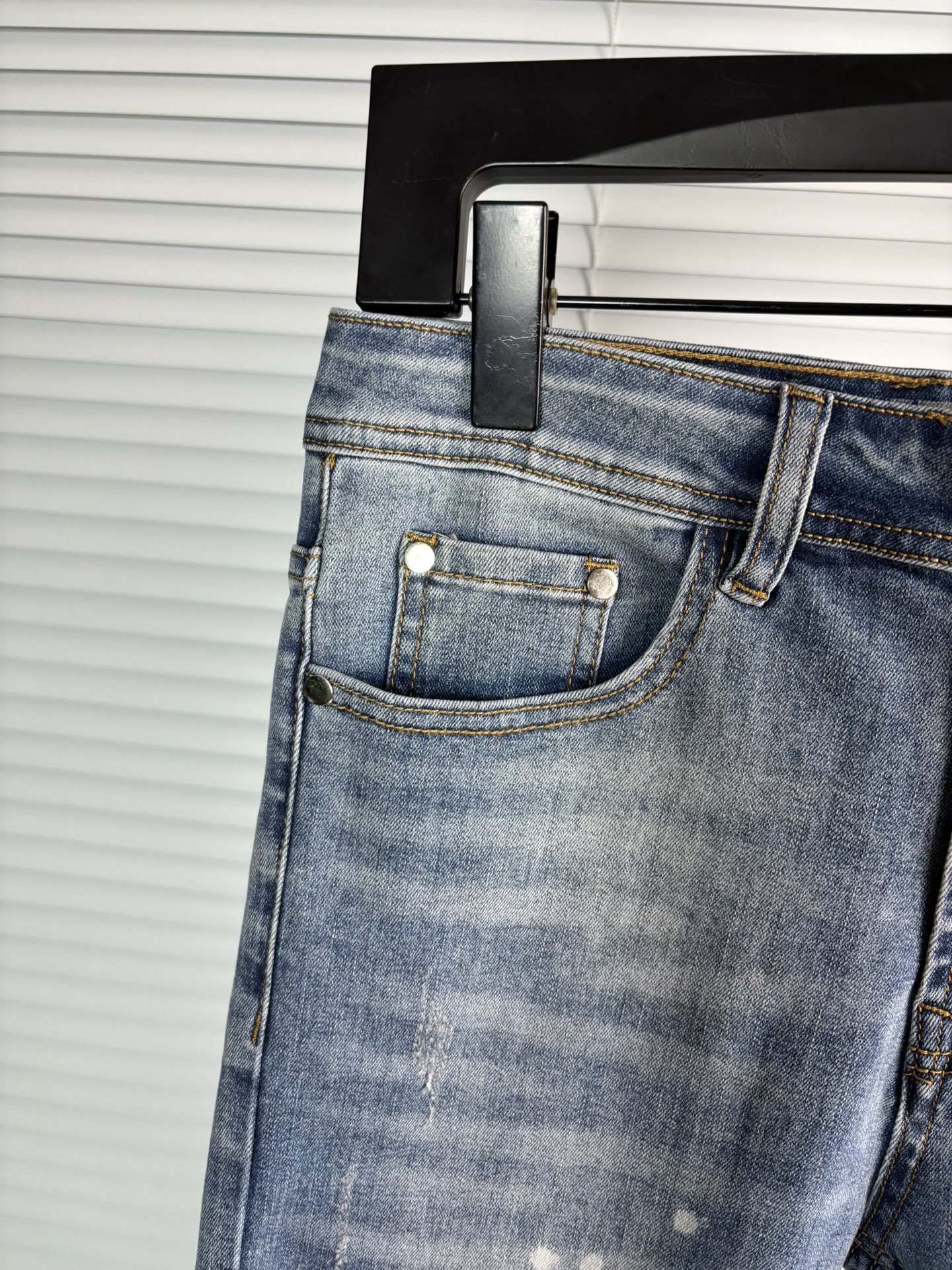 超级有范儿的一款牛仔裤，定制原版水洗牛仔面料，独特设计，顶级刺绣工艺字母图案logo，原版五金辅料装饰，