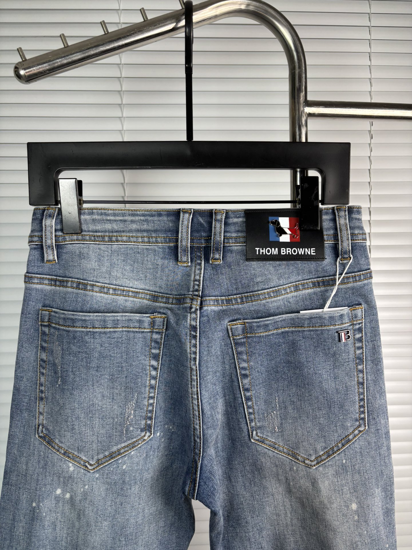 超级有范儿的一款牛仔裤，定制原版水洗牛仔面料，独特设计，顶级刺绣工艺字母图案logo，原版五金辅料装饰，