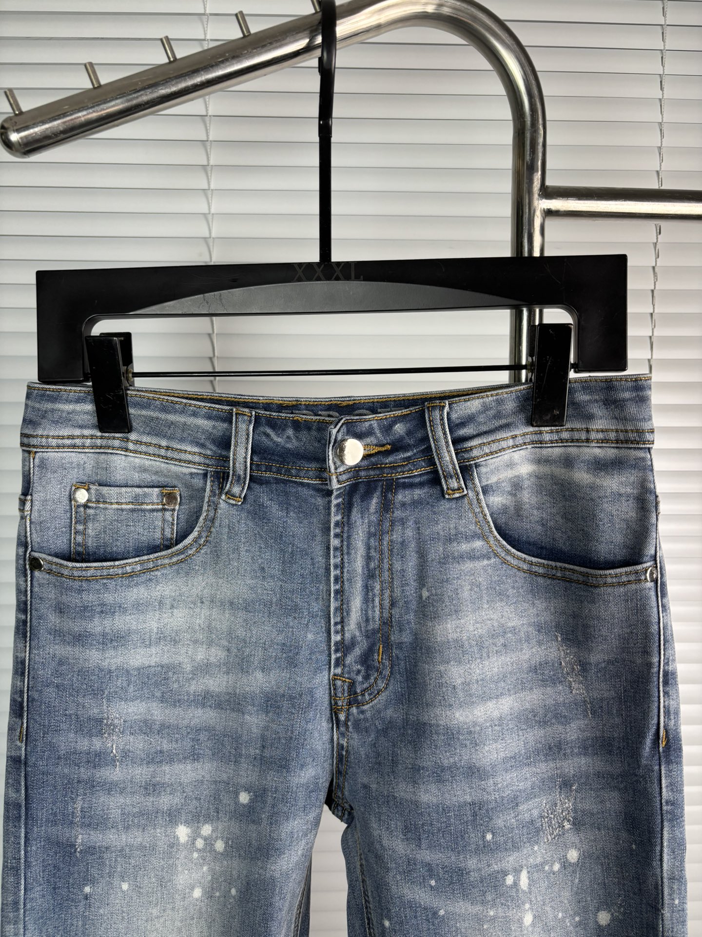 超级有范儿的一款牛仔裤，定制原版水洗牛仔面料，独特设计，顶级刺绣工艺字母图案logo，原版五金辅料装饰，