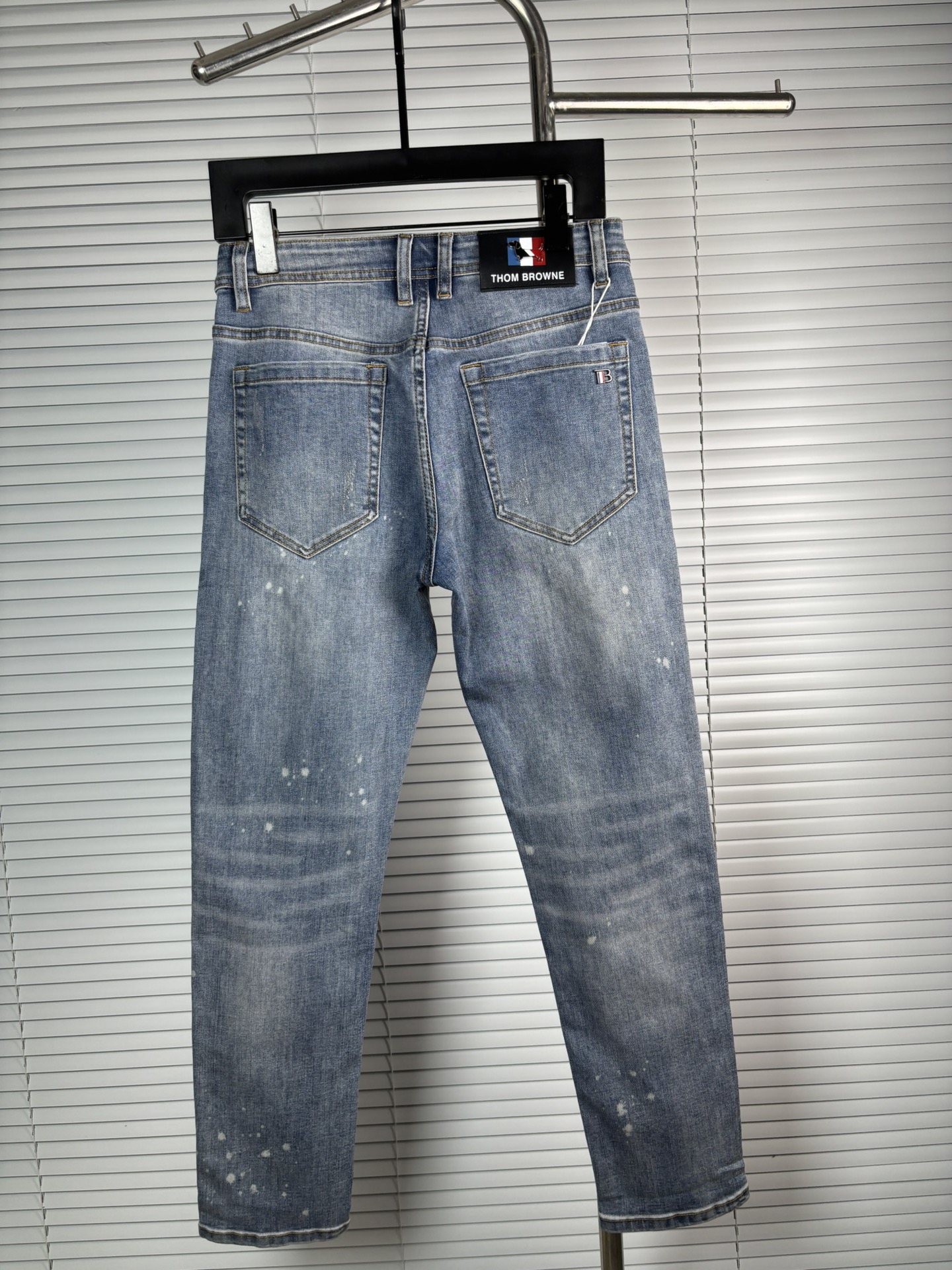 超级有范儿的一款牛仔裤，定制原版水洗牛仔面料，独特设计，顶级刺绣工艺字母图案logo，原版五金辅料装饰，