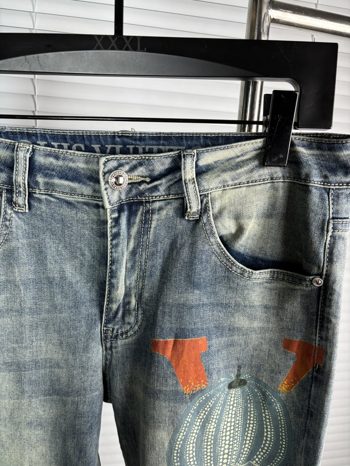 超级有范儿的一款牛仔裤，定制原版水洗牛仔面料，独特设计，顶级刺绣工艺字母图案logo，原版五金辅料装饰，