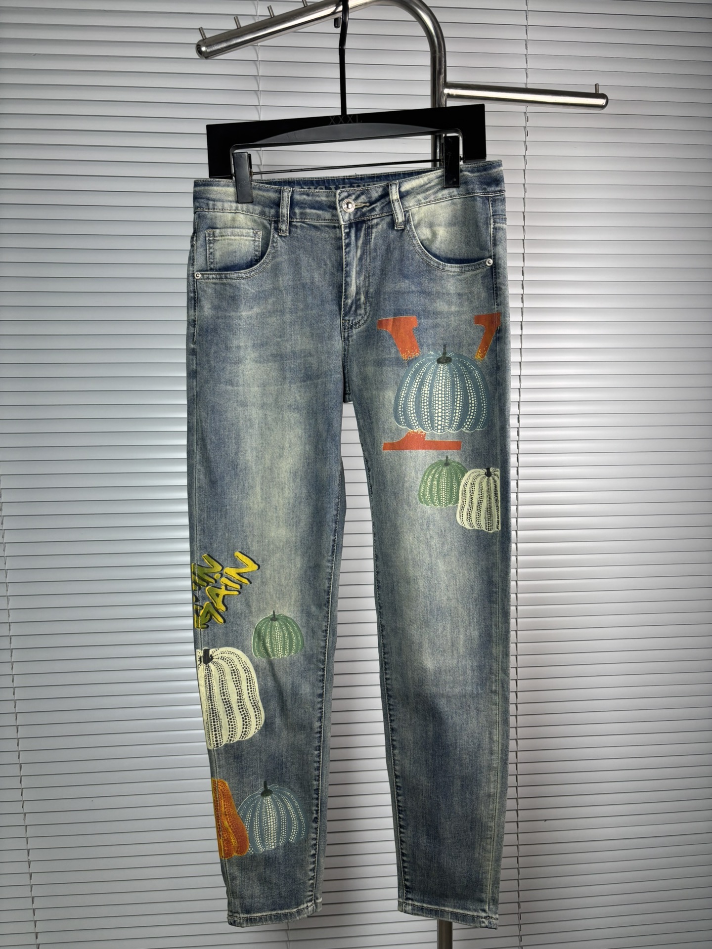 超级有范儿的一款牛仔裤，定制原版水洗牛仔面料，独特设计，顶级刺绣工艺字母图案logo，原版五金辅料装饰，
