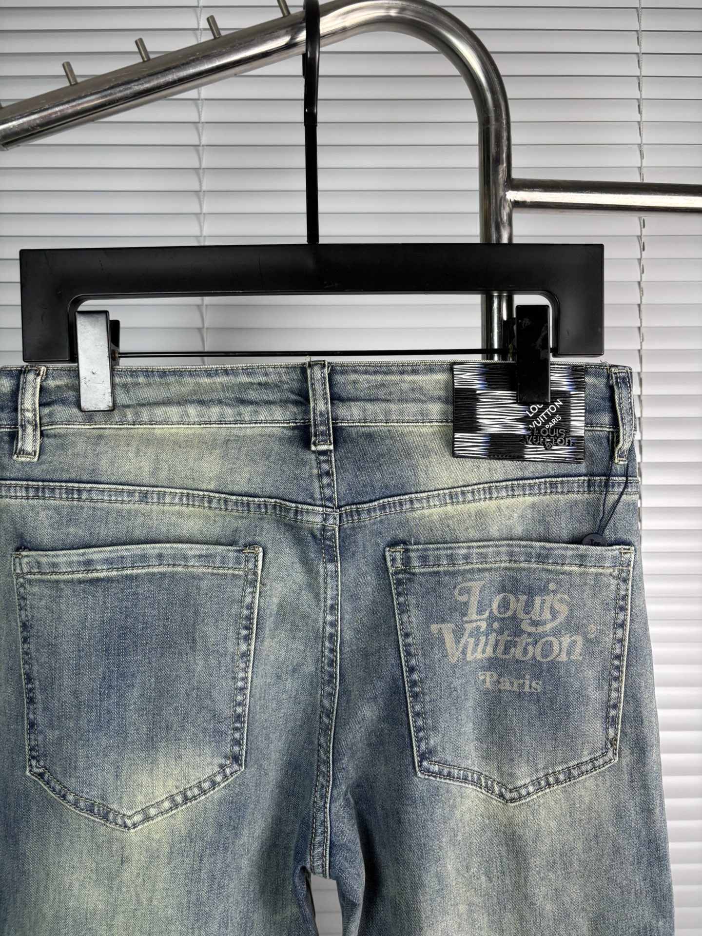 超级有范儿的一款牛仔裤，定制原版水洗牛仔面料，独特设计，顶级刺绣工艺字母图案logo，原版五金辅料装饰，