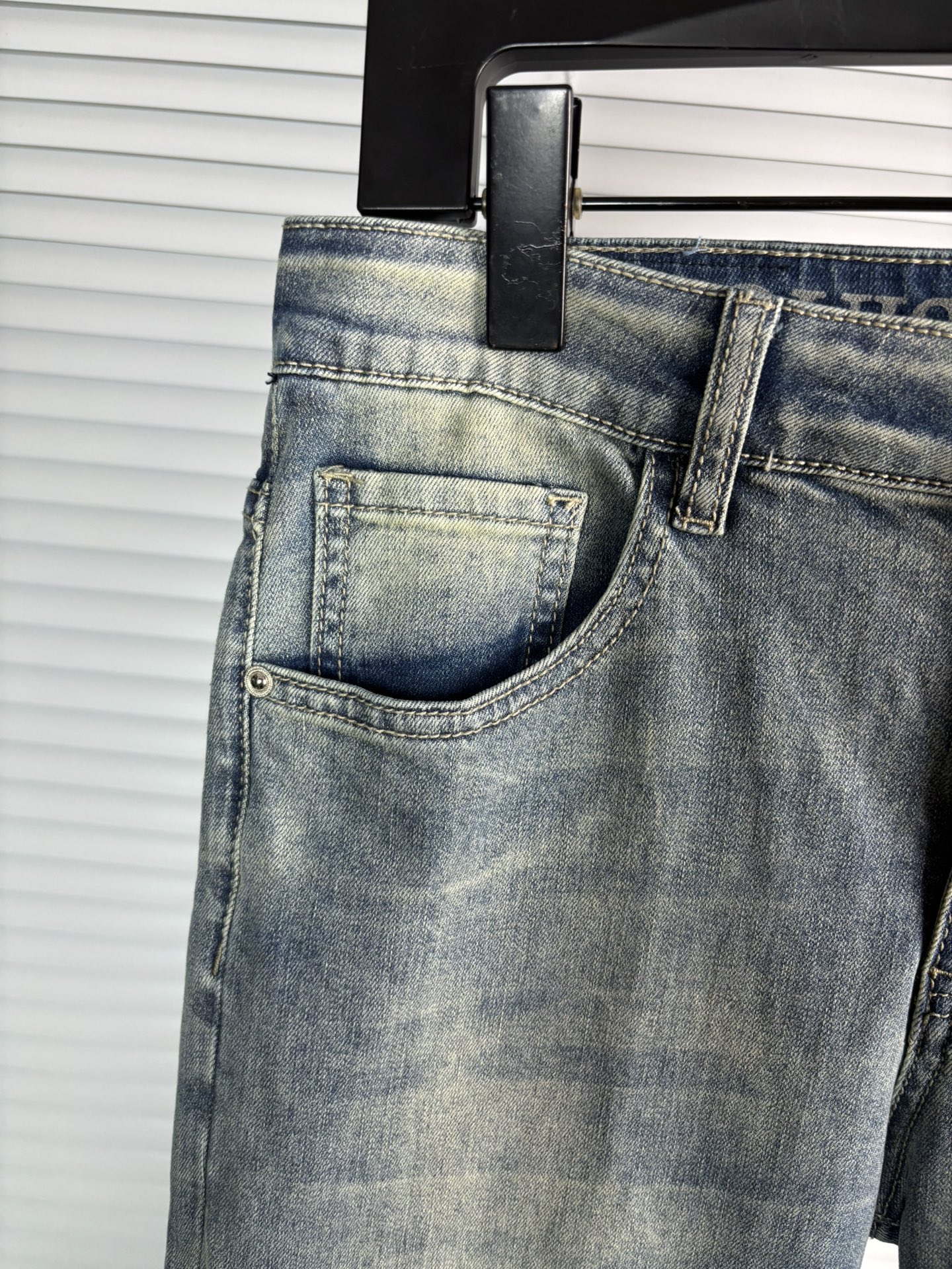 超级有范儿的一款牛仔裤，定制原版水洗牛仔面料，独特设计，顶级刺绣工艺字母图案logo，原版五金辅料装饰，