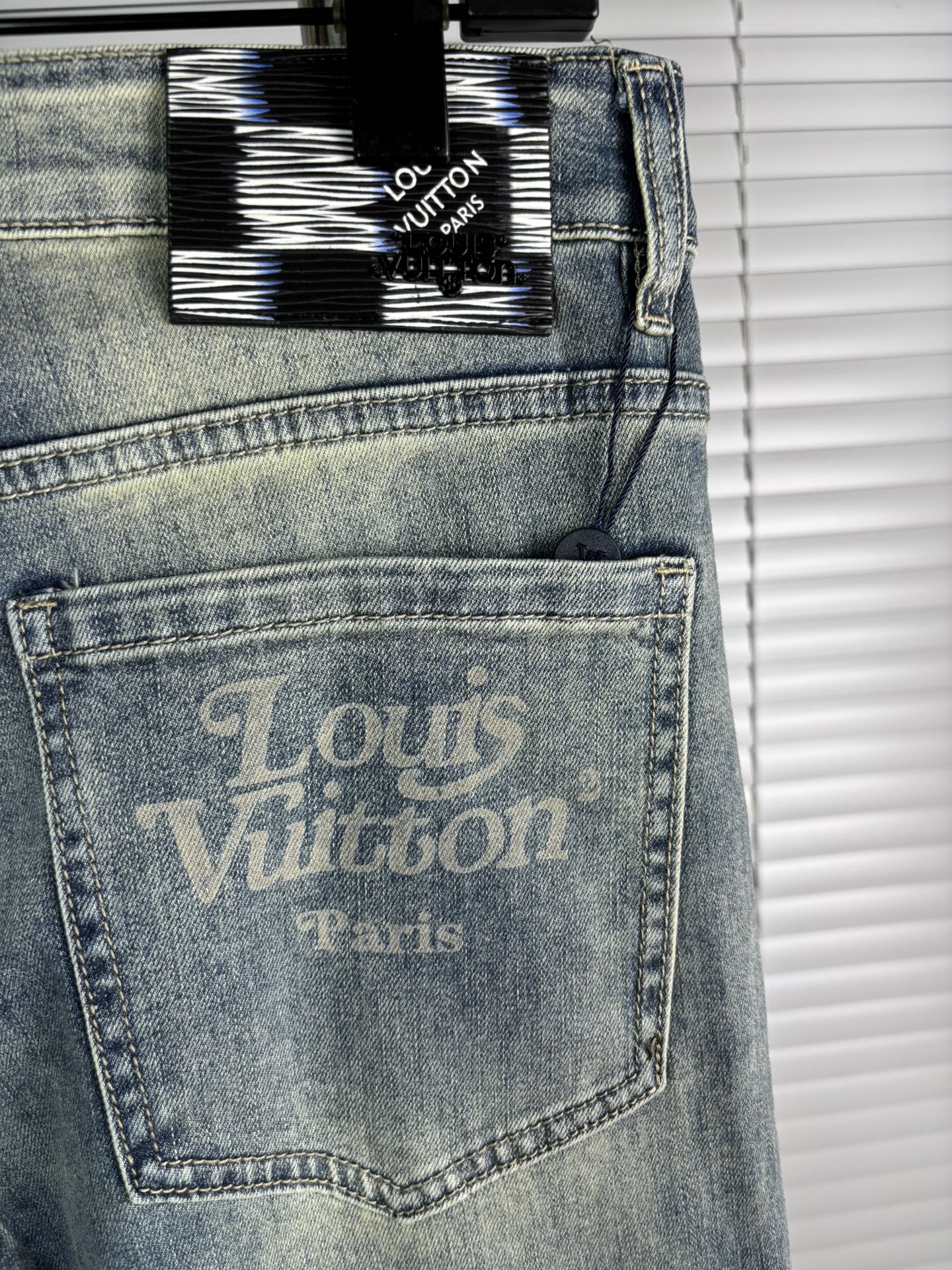 超级有范儿的一款牛仔裤，定制原版水洗牛仔面料，独特设计，顶级刺绣工艺字母图案logo，原版五金辅料装饰，
