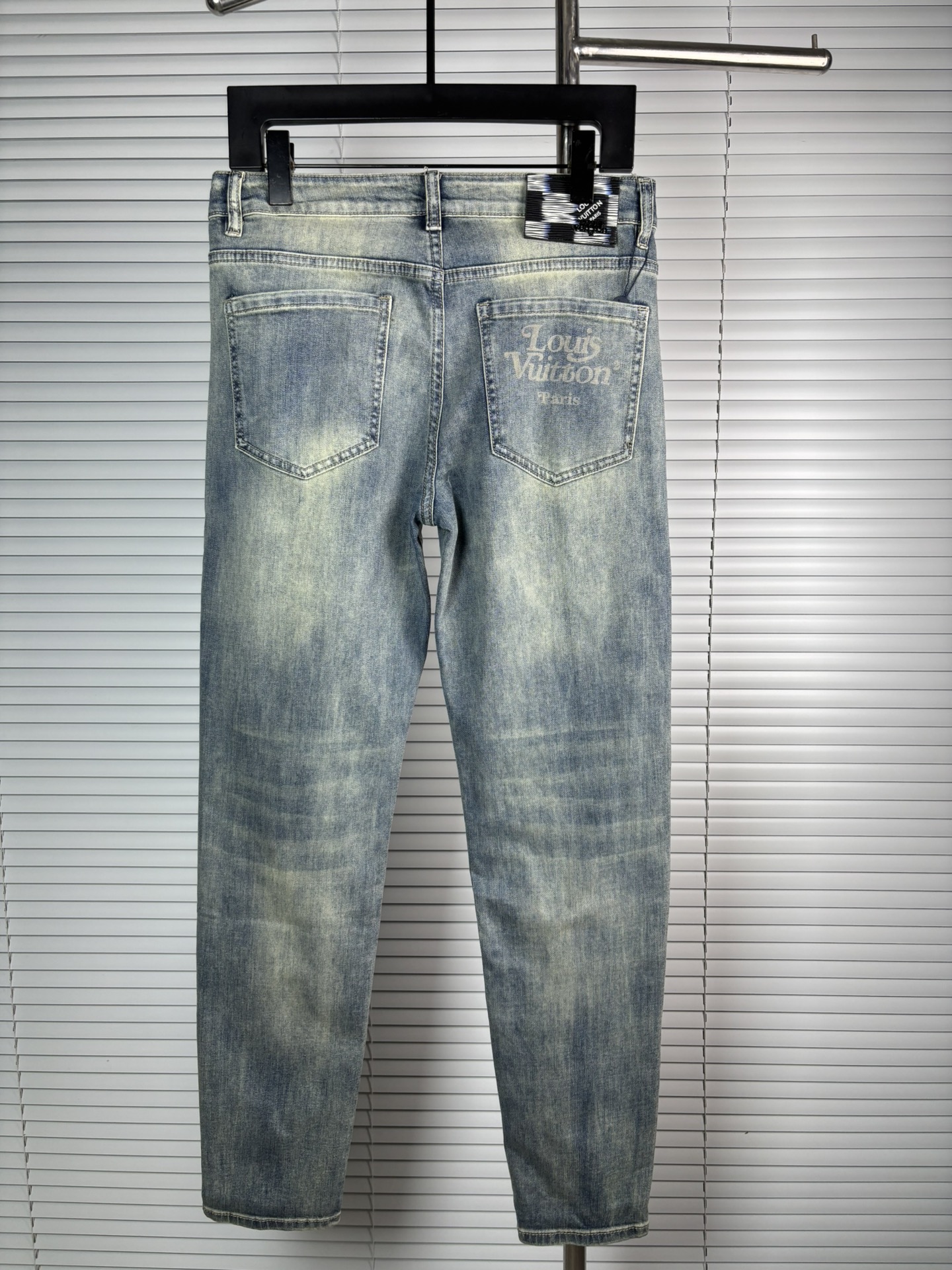 超级有范儿的一款牛仔裤，定制原版水洗牛仔面料，独特设计，顶级刺绣工艺字母图案logo，原版五金辅料装饰，