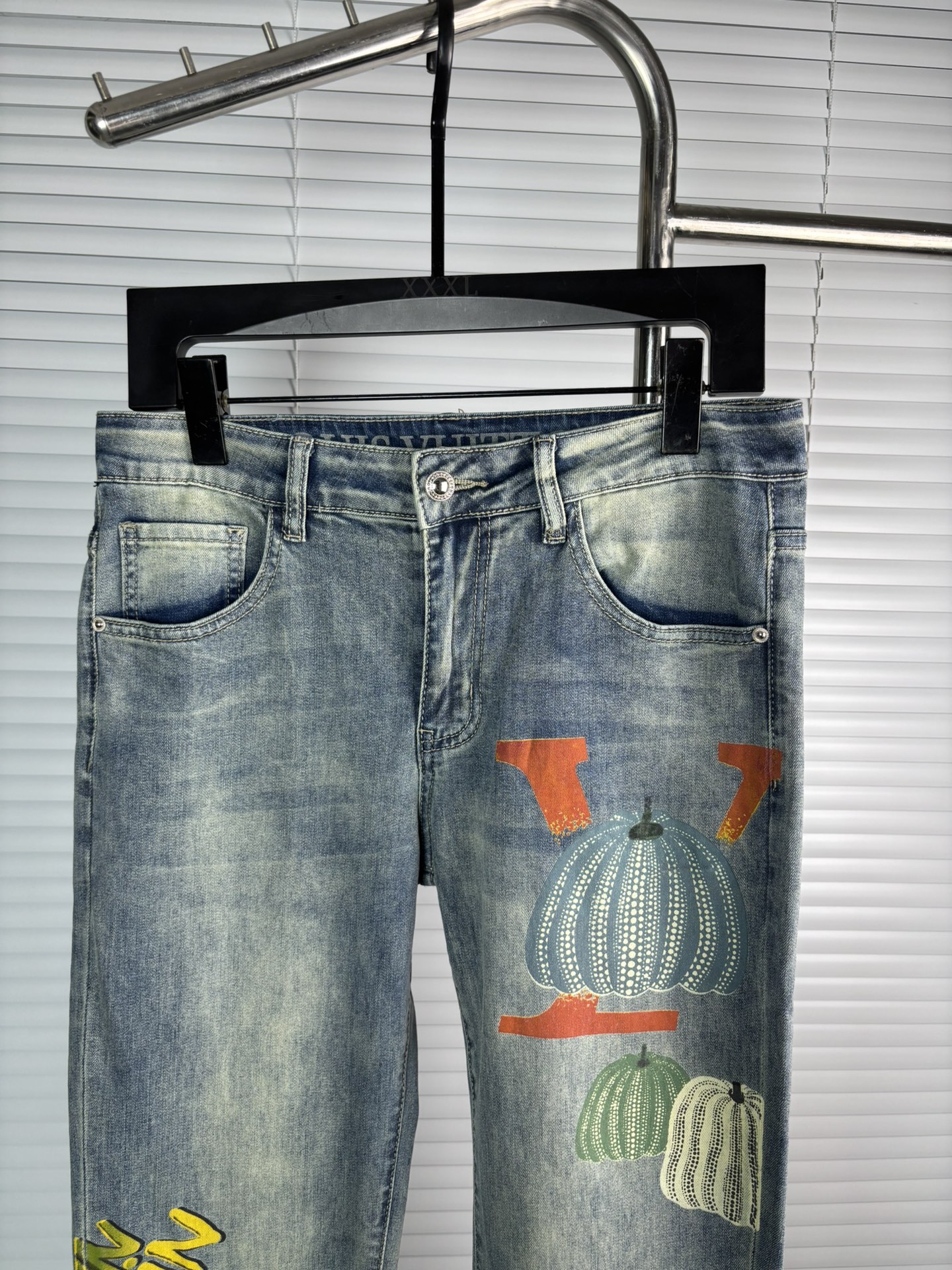 超级有范儿的一款牛仔裤，定制原版水洗牛仔面料，独特设计，顶级刺绣工艺字母图案logo，原版五金辅料装饰，