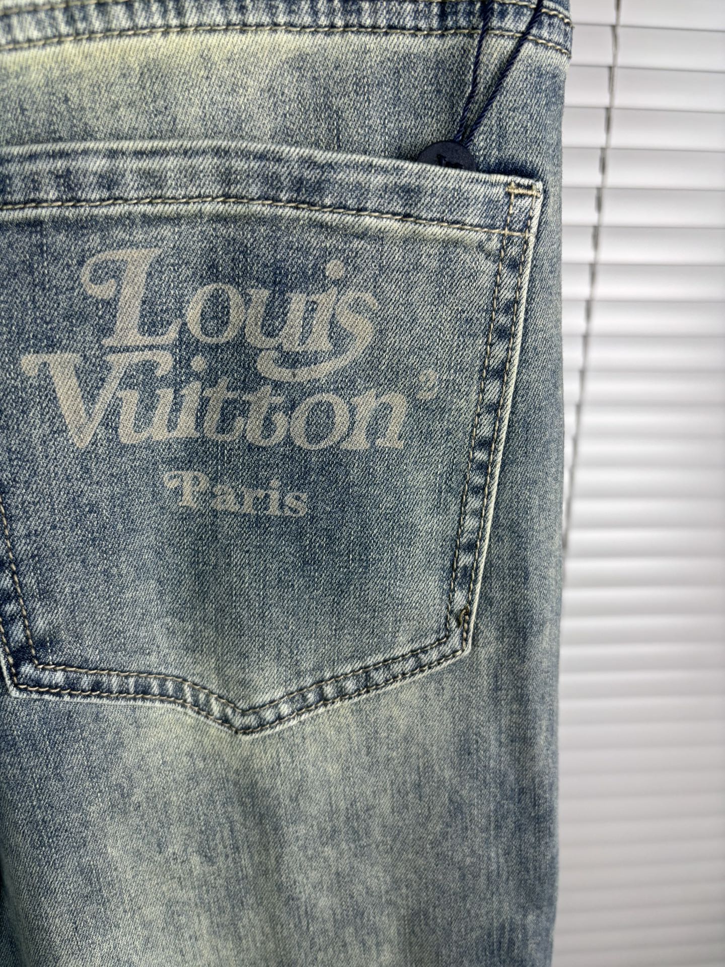 超级有范儿的一款牛仔裤，定制原版水洗牛仔面料，独特设计，顶级刺绣工艺字母图案logo，原版五金辅料装饰，