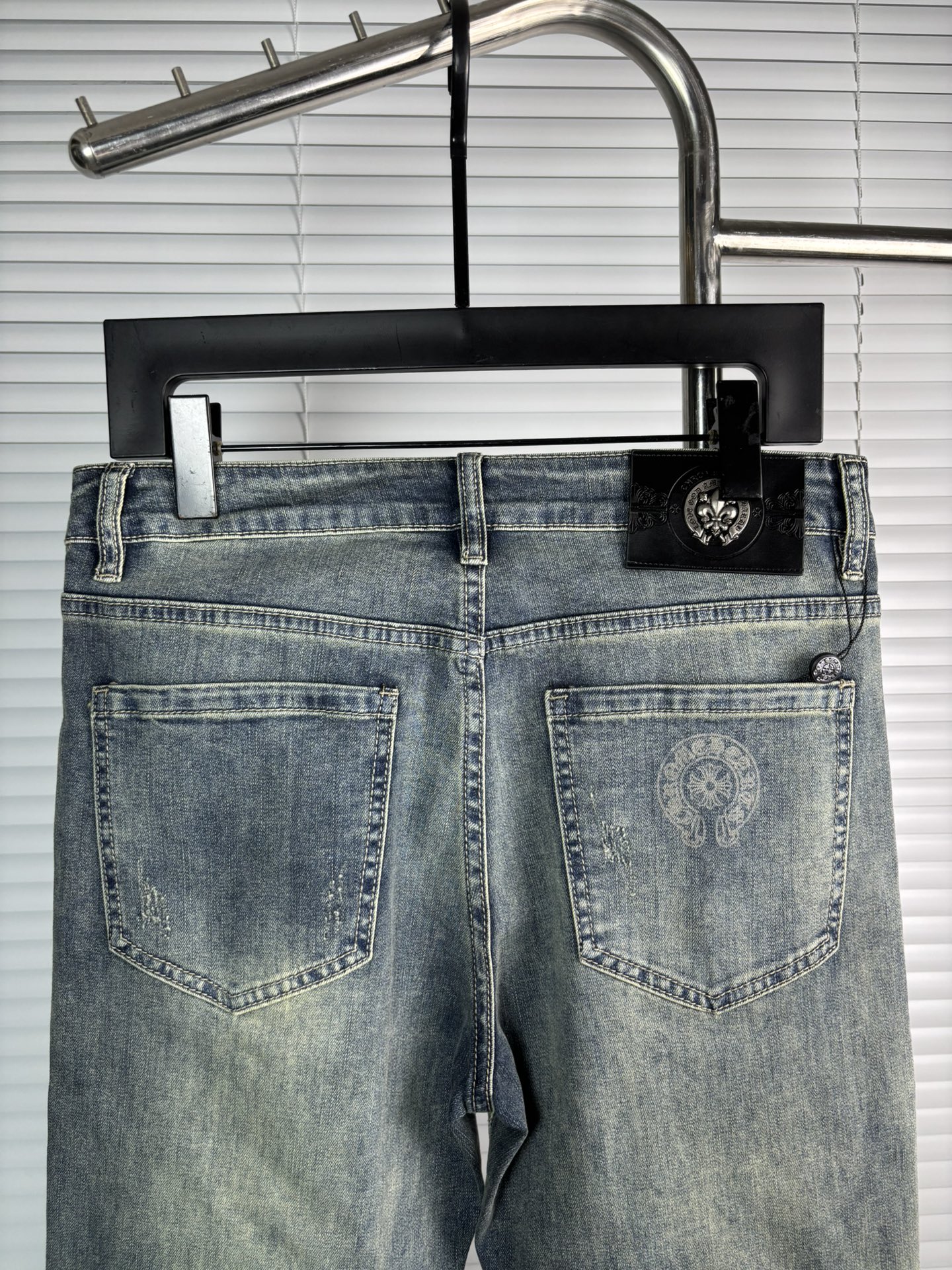 超级有范儿的一款牛仔裤，定制原版水洗牛仔面料，独特设计，顶级刺绣工艺字母图案logo，原版五金辅料装饰，