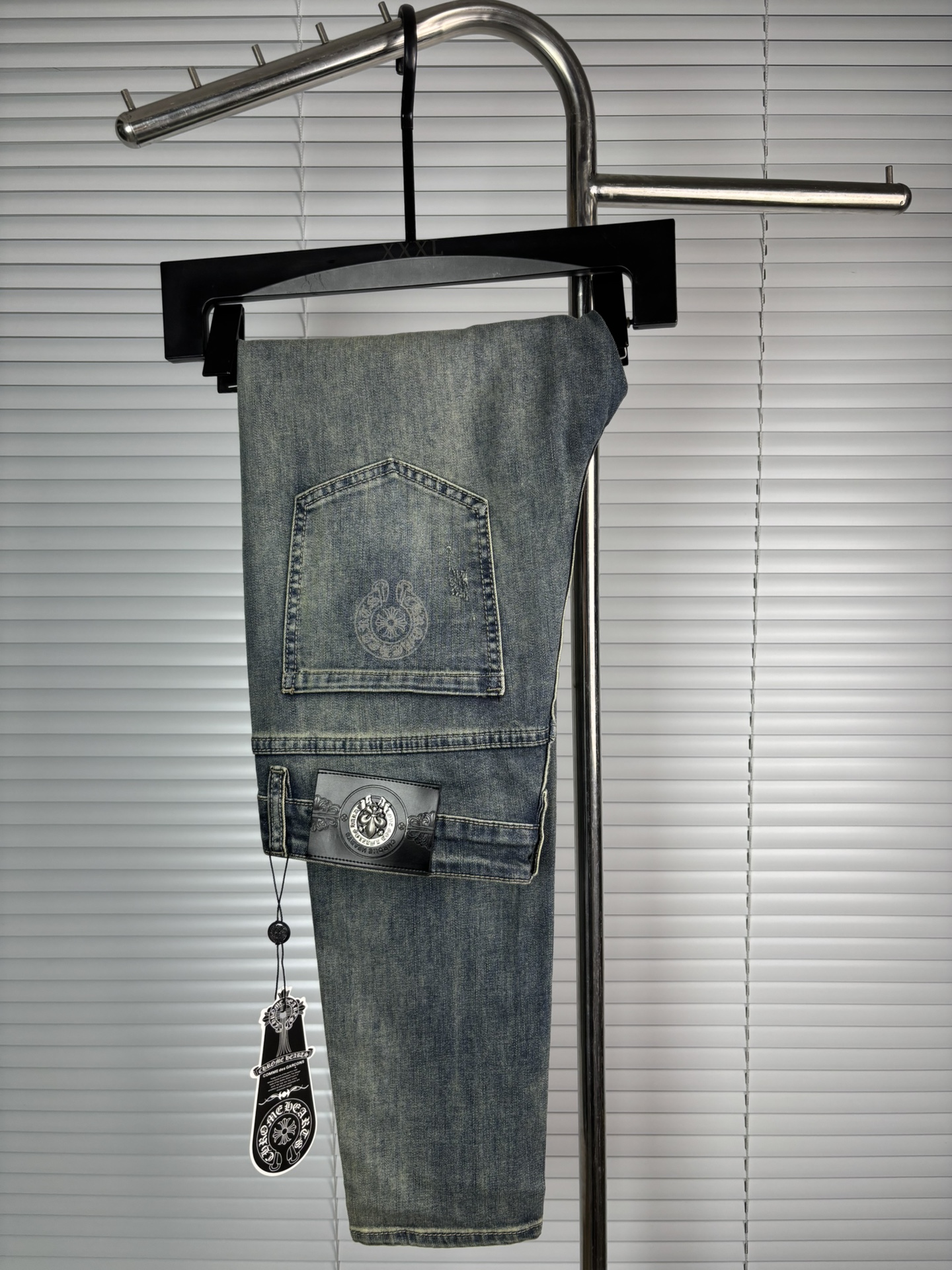 超级有范儿的一款牛仔裤，定制原版水洗牛仔面料，独特设计，顶级刺绣工艺字母图案logo，原版五金辅料装饰，
