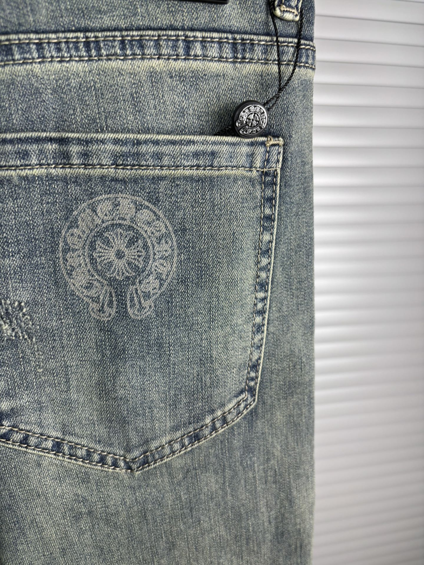 超级有范儿的一款牛仔裤，定制原版水洗牛仔面料，独特设计，顶级刺绣工艺字母图案logo，原版五金辅料装饰，