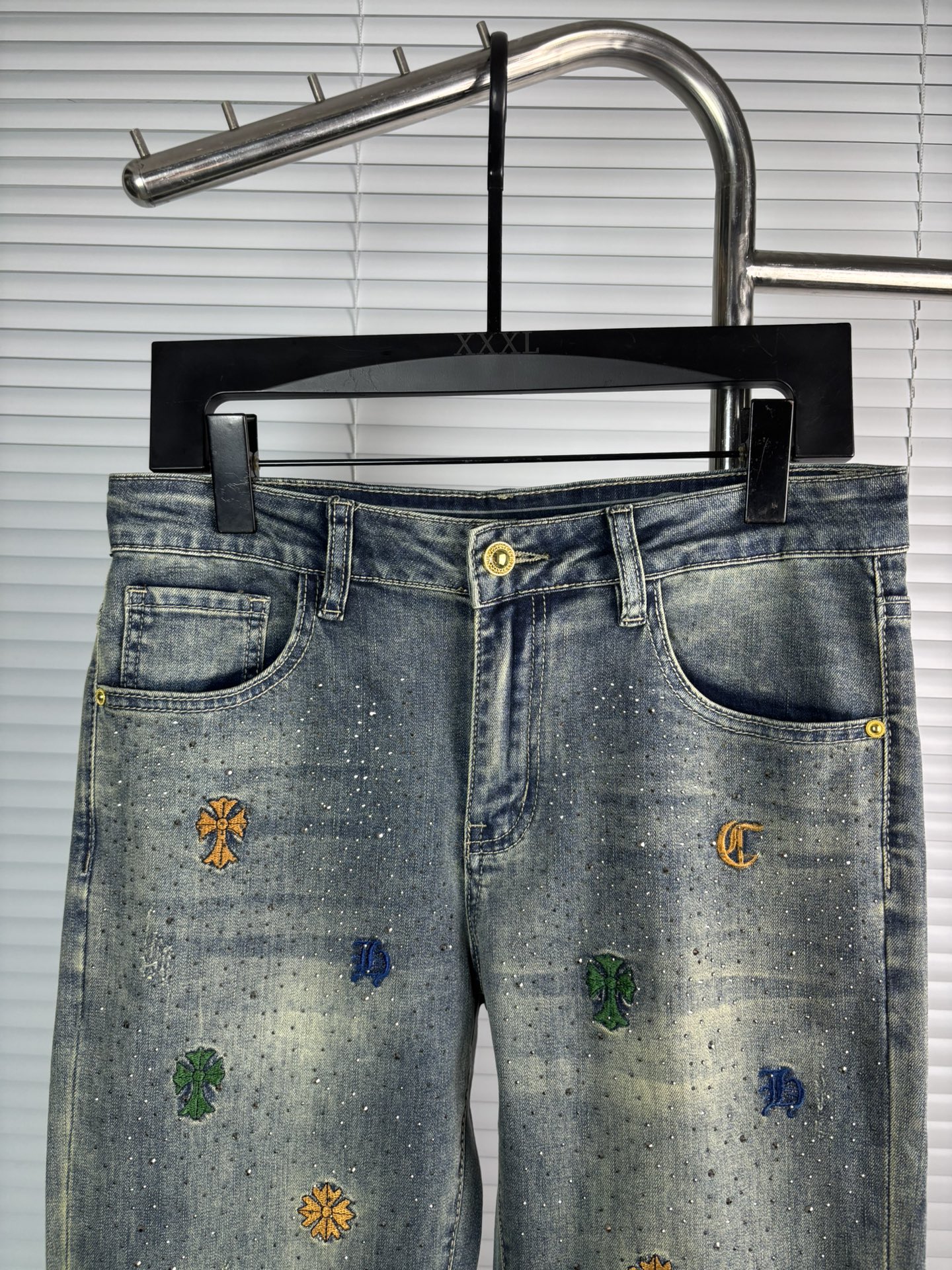 超级有范儿的一款牛仔裤，定制原版水洗牛仔面料，独特设计，顶级刺绣工艺字母图案logo，原版五金辅料装饰，