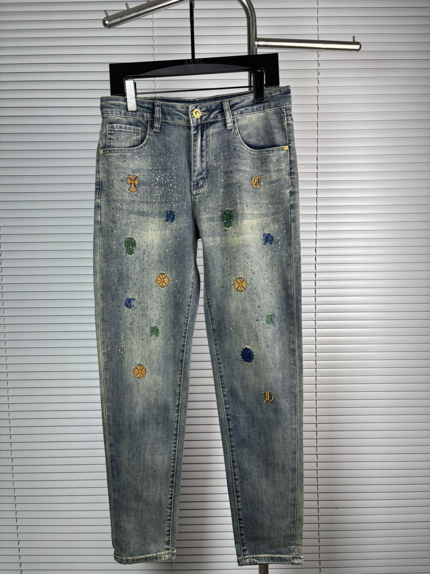 超级有范儿的一款牛仔裤，定制原版水洗牛仔面料，独特设计，顶级刺绣工艺字母图案logo，原版五金辅料装饰，