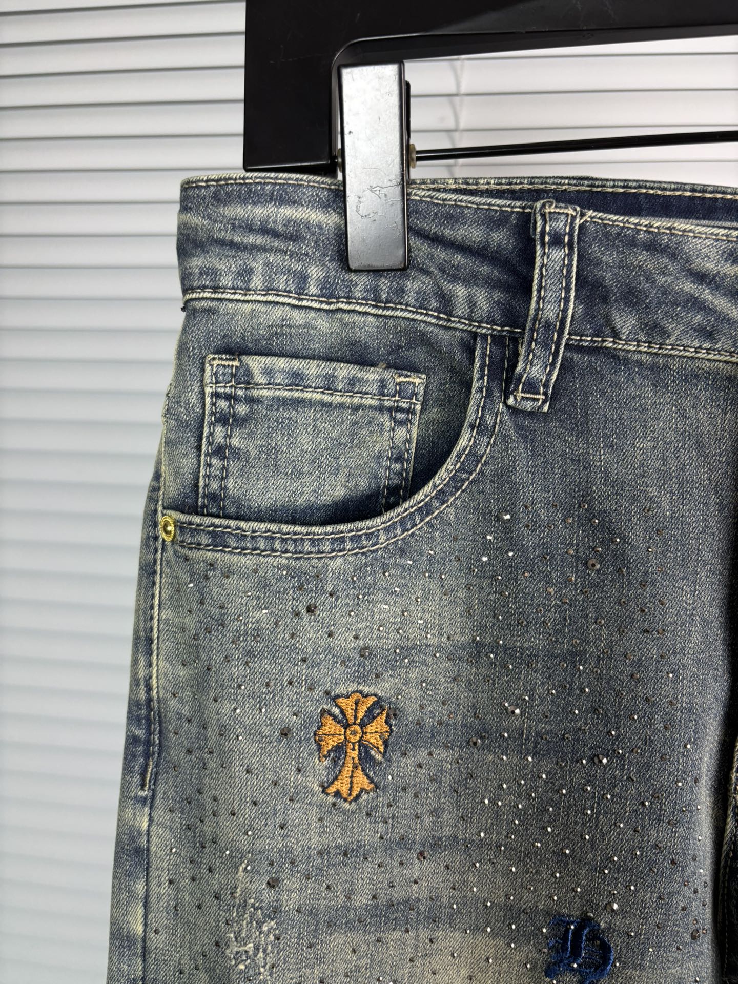 超级有范儿的一款牛仔裤，定制原版水洗牛仔面料，独特设计，顶级刺绣工艺字母图案logo，原版五金辅料装饰，