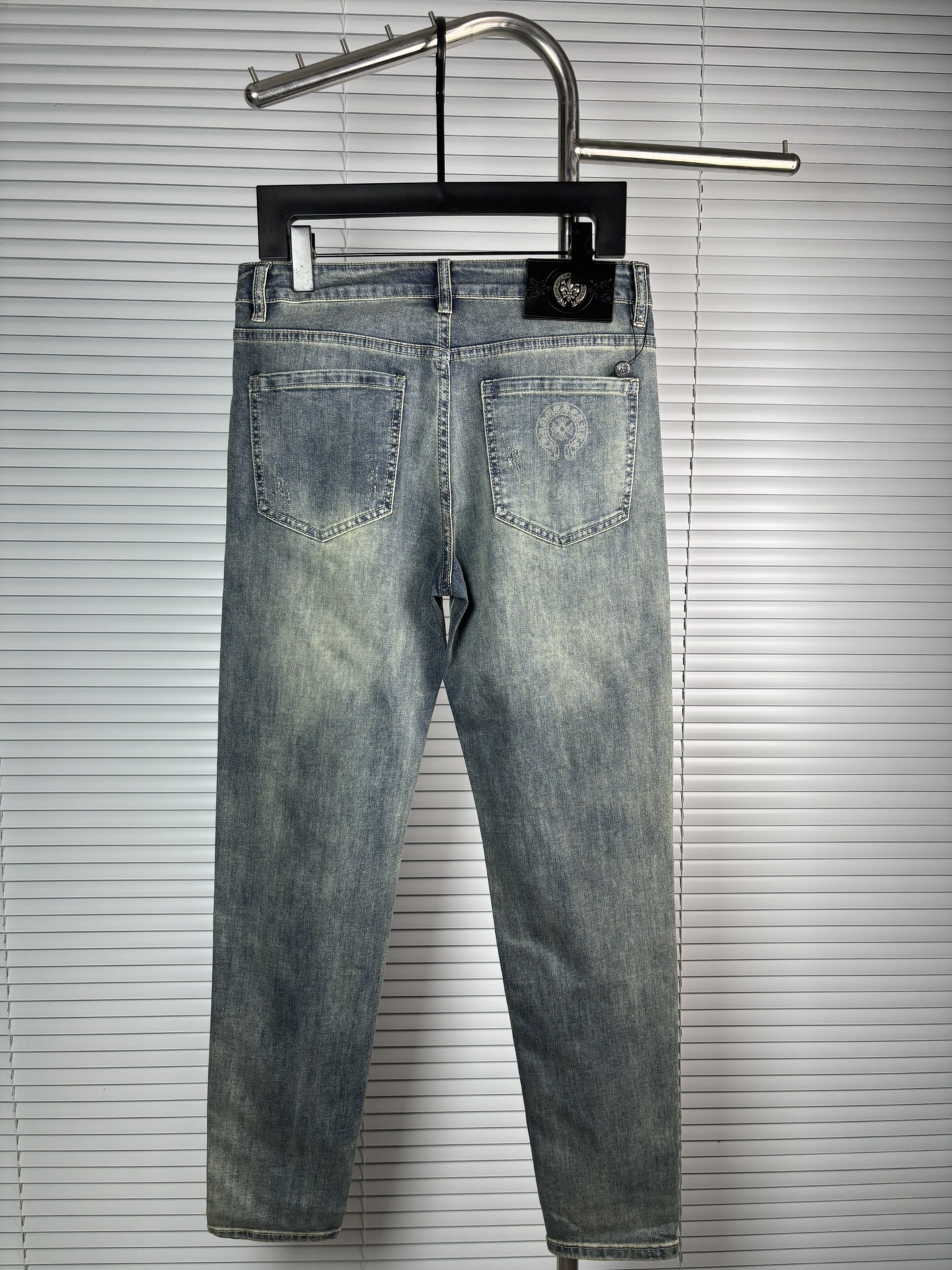 超级有范儿的一款牛仔裤，定制原版水洗牛仔面料，独特设计，顶级刺绣工艺字母图案logo，原版五金辅料装饰，