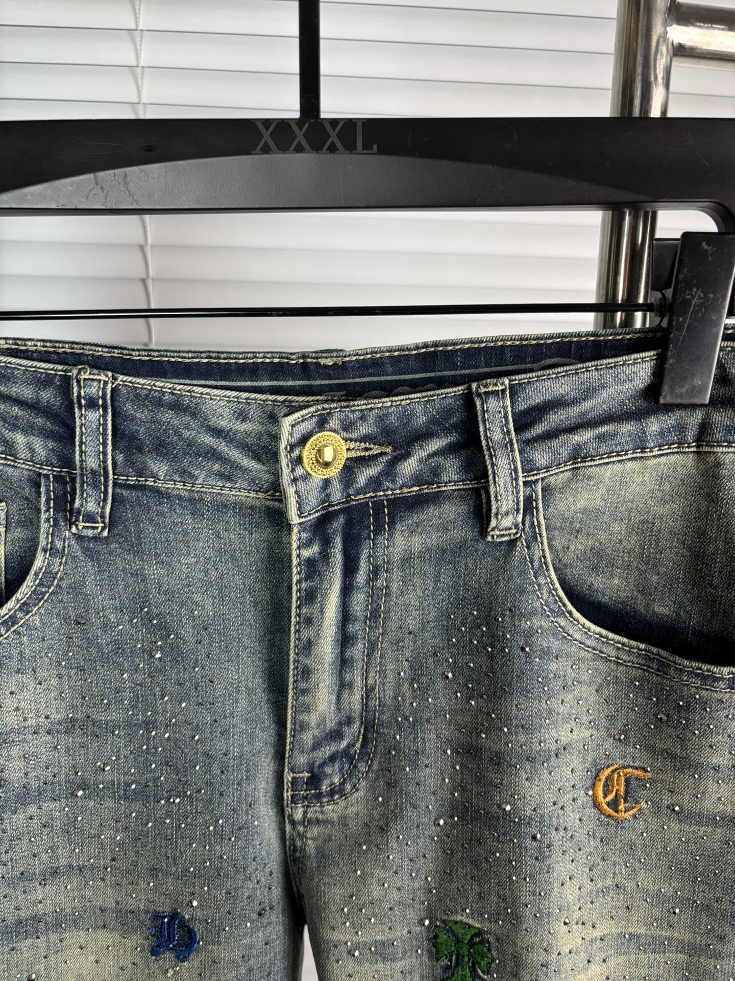 超级有范儿的一款牛仔裤，定制原版水洗牛仔面料，独特设计，顶级刺绣工艺字母图案logo，原版五金辅料装饰，