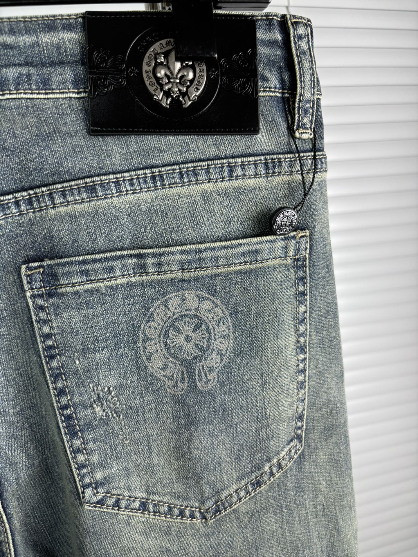 超级有范儿的一款牛仔裤，定制原版水洗牛仔面料，独特设计，顶级刺绣工艺字母图案logo，原版五金辅料装饰，