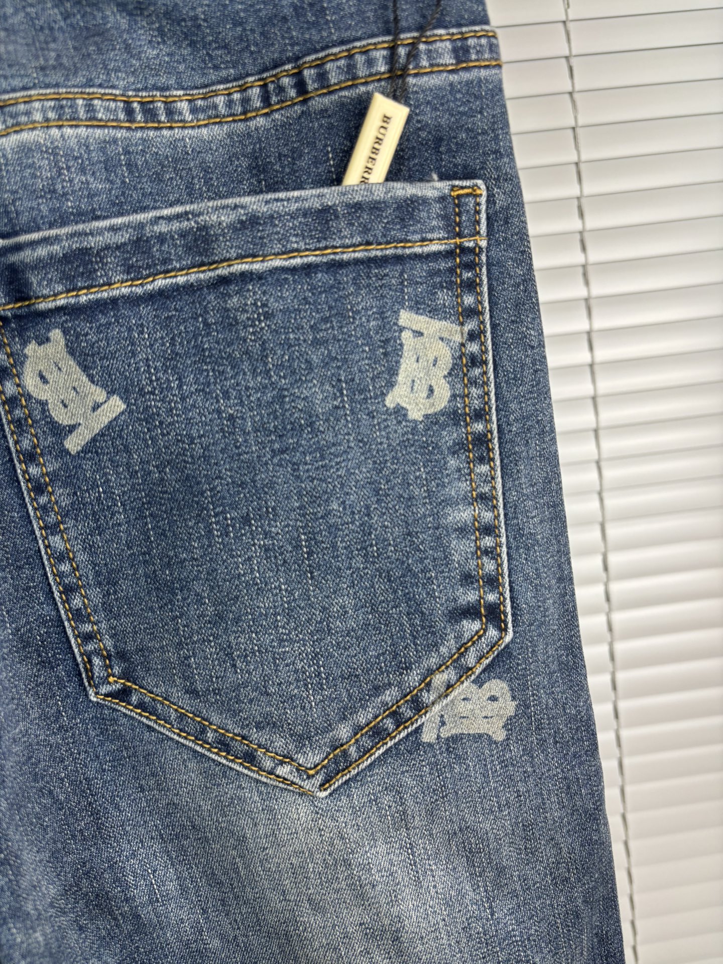 超级有范儿的一款牛仔裤，定制原版水洗牛仔面料，独特设计，顶级刺绣工艺字母图案logo，原版五金辅料装饰，