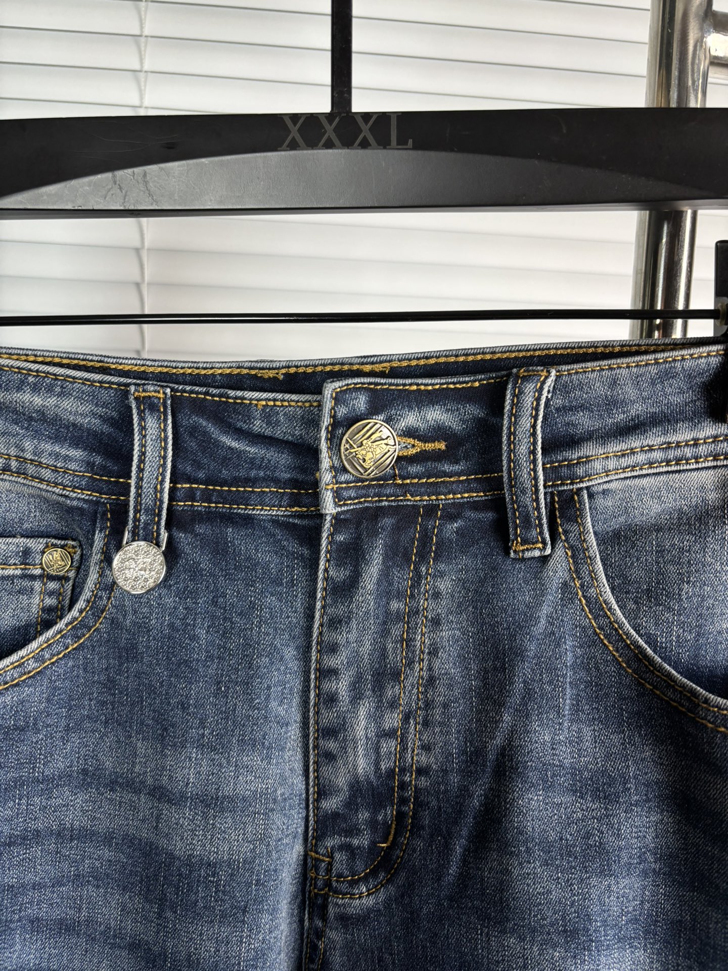 超级有范儿的一款牛仔裤，定制原版水洗牛仔面料，独特设计，顶级刺绣工艺字母图案logo，原版五金辅料装饰，