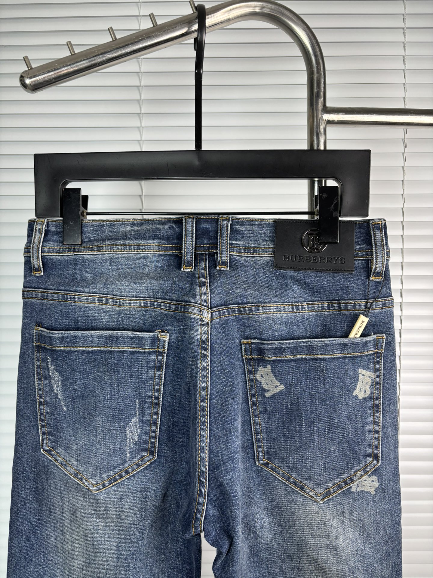 超级有范儿的一款牛仔裤，定制原版水洗牛仔面料，独特设计，顶级刺绣工艺字母图案logo，原版五金辅料装饰，