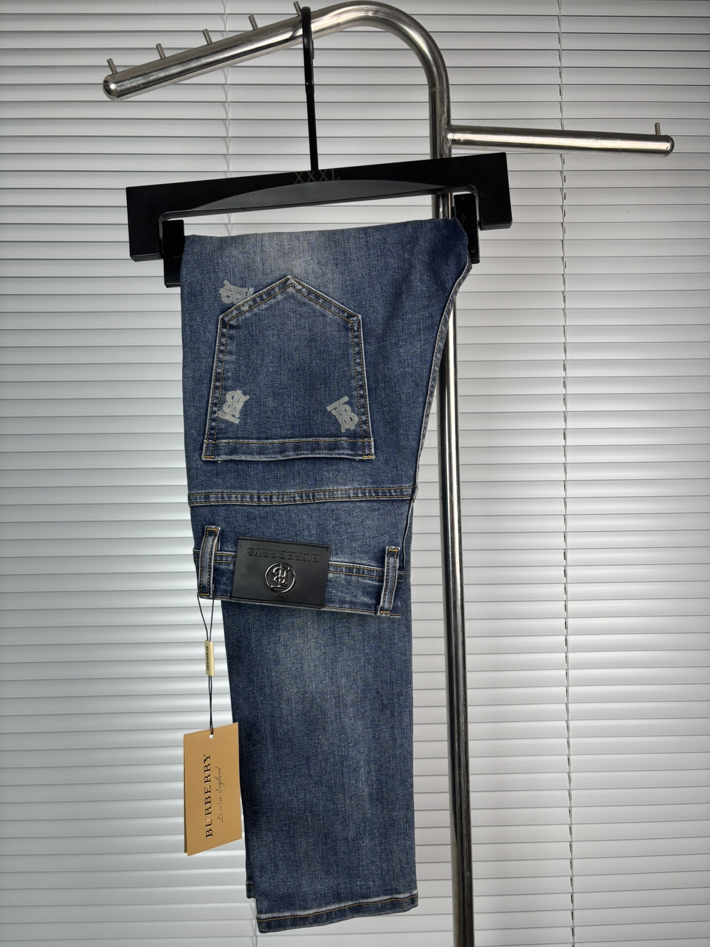 超级有范儿的一款牛仔裤，定制原版水洗牛仔面料，独特设计，顶级刺绣工艺字母图案logo，原版五金辅料装饰，