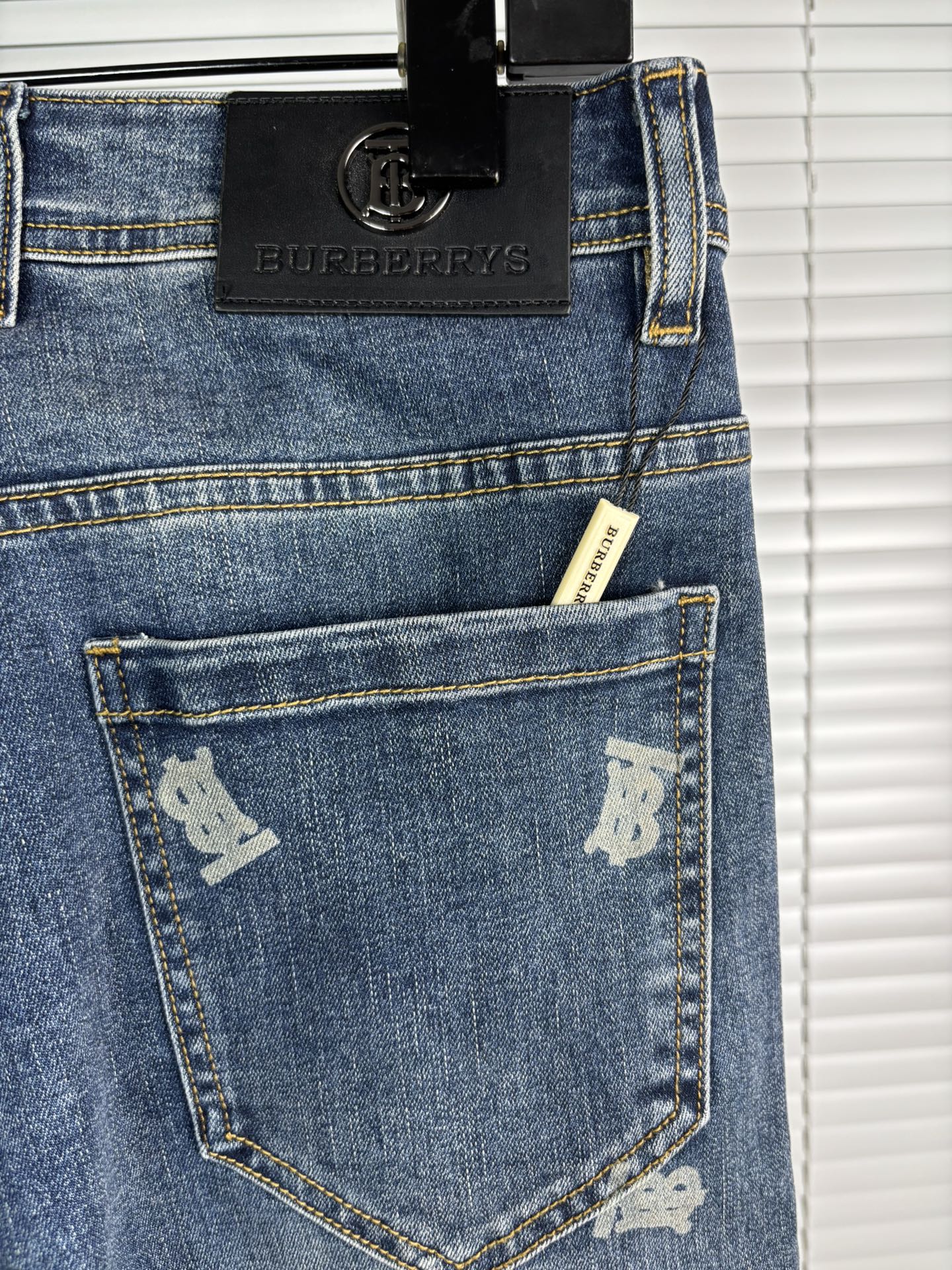 超级有范儿的一款牛仔裤，定制原版水洗牛仔面料，独特设计，顶级刺绣工艺字母图案logo，原版五金辅料装饰，