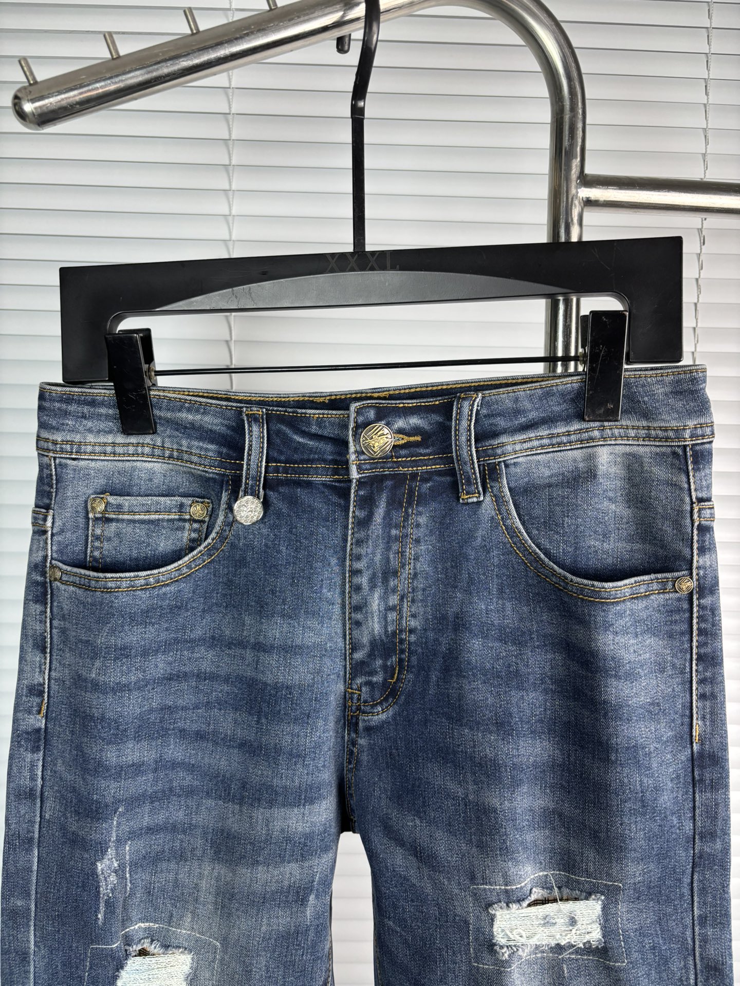 超级有范儿的一款牛仔裤，定制原版水洗牛仔面料，独特设计，顶级刺绣工艺字母图案logo，原版五金辅料装饰，
