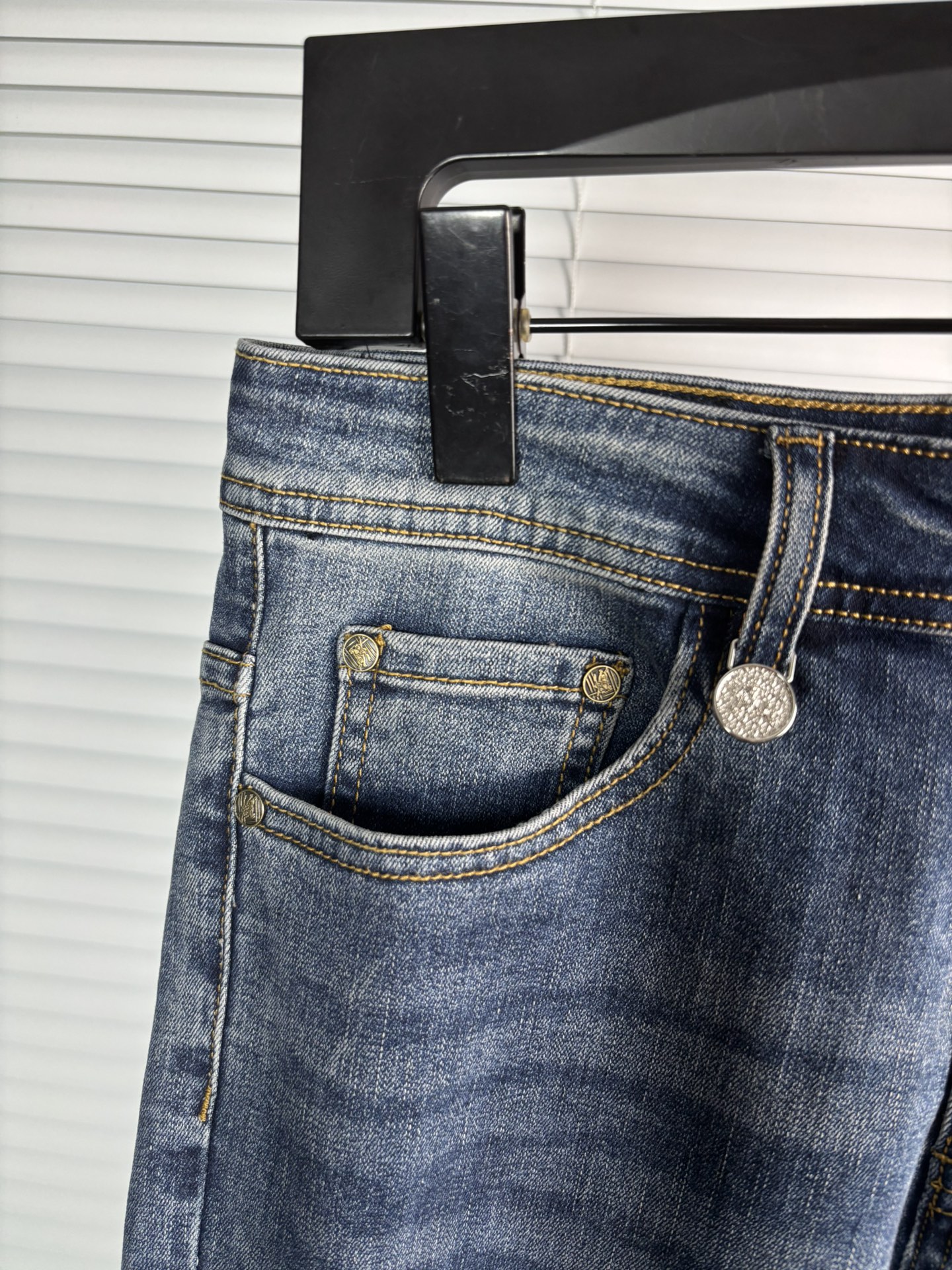 超级有范儿的一款牛仔裤，定制原版水洗牛仔面料，独特设计，顶级刺绣工艺字母图案logo，原版五金辅料装饰，