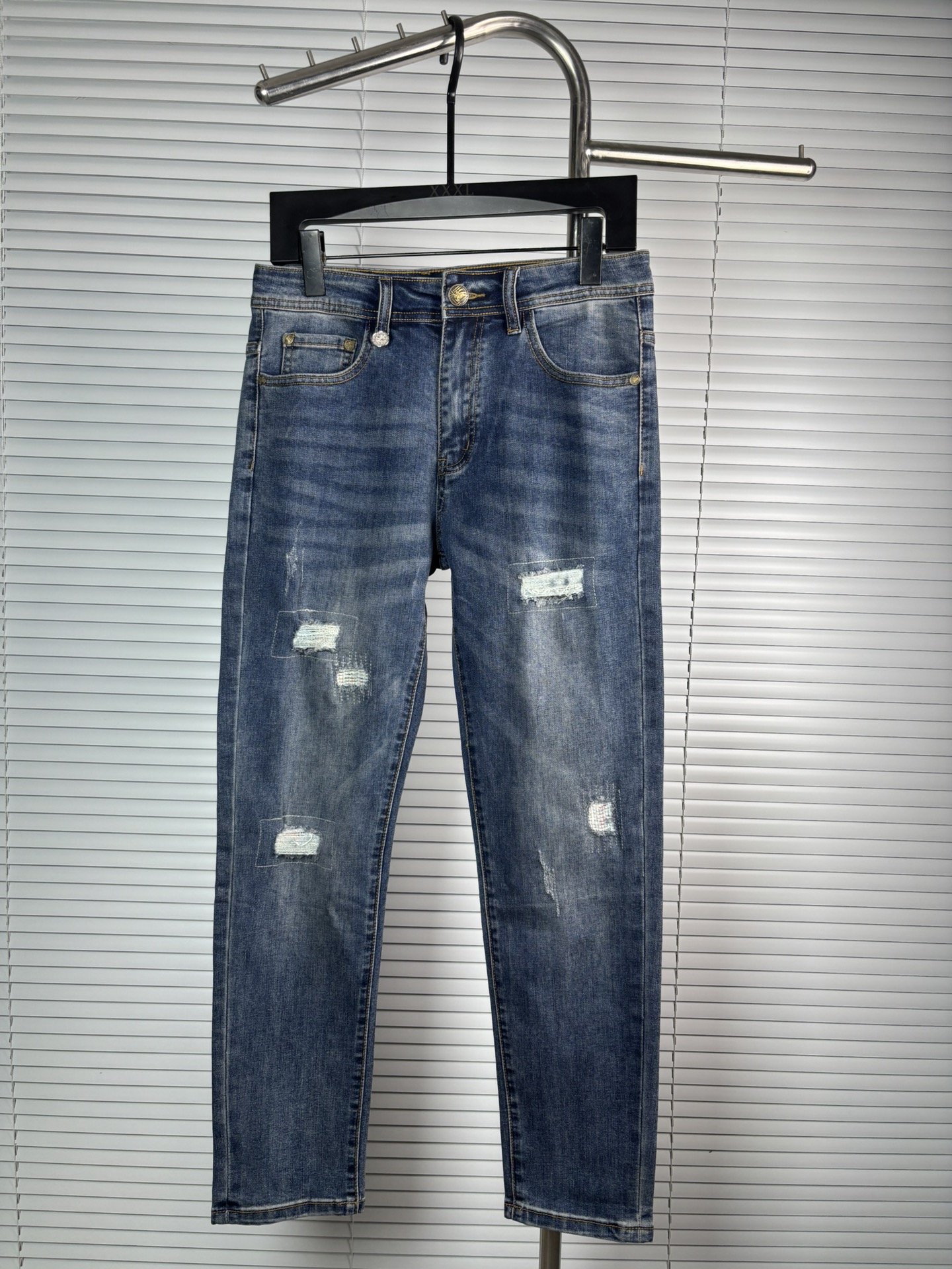 超级有范儿的一款牛仔裤，定制原版水洗牛仔面料，独特设计，顶级刺绣工艺字母图案logo，原版五金辅料装饰，