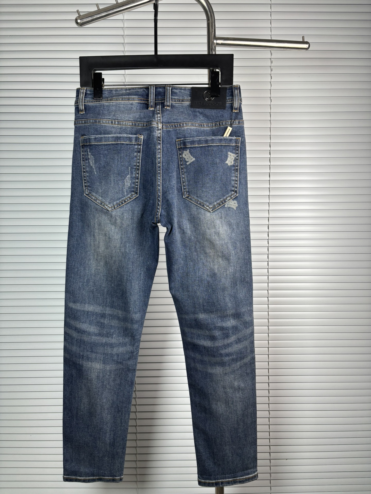 超级有范儿的一款牛仔裤，定制原版水洗牛仔面料，独特设计，顶级刺绣工艺字母图案logo，原版五金辅料装饰，