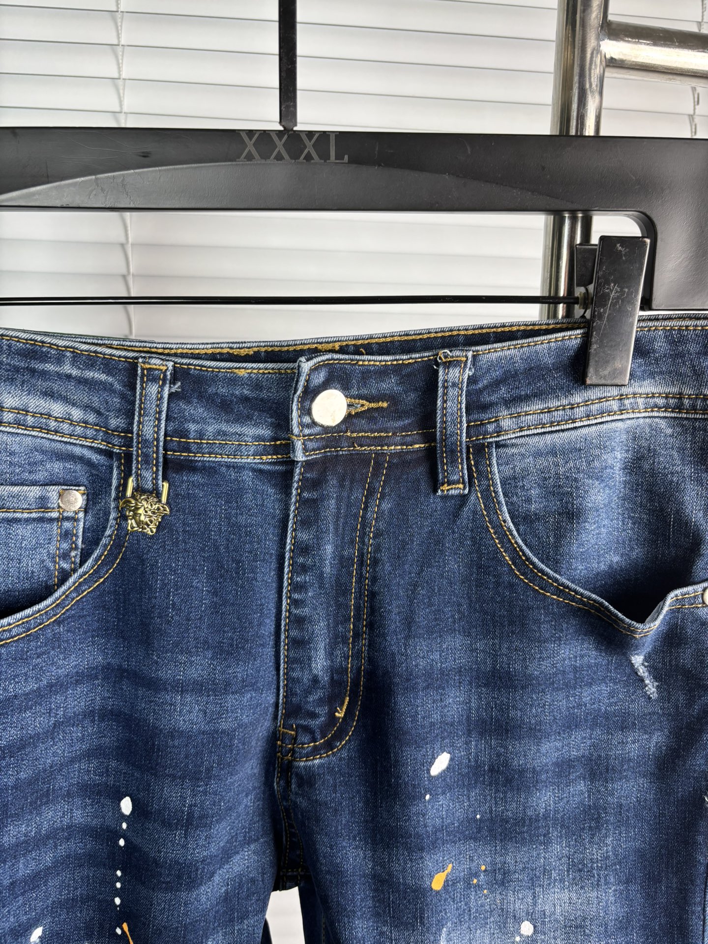 超级有范儿的一款牛仔裤，定制原版水洗牛仔面料，独特设计，顶级刺绣工艺字母图案logo，原版五金辅料装饰，