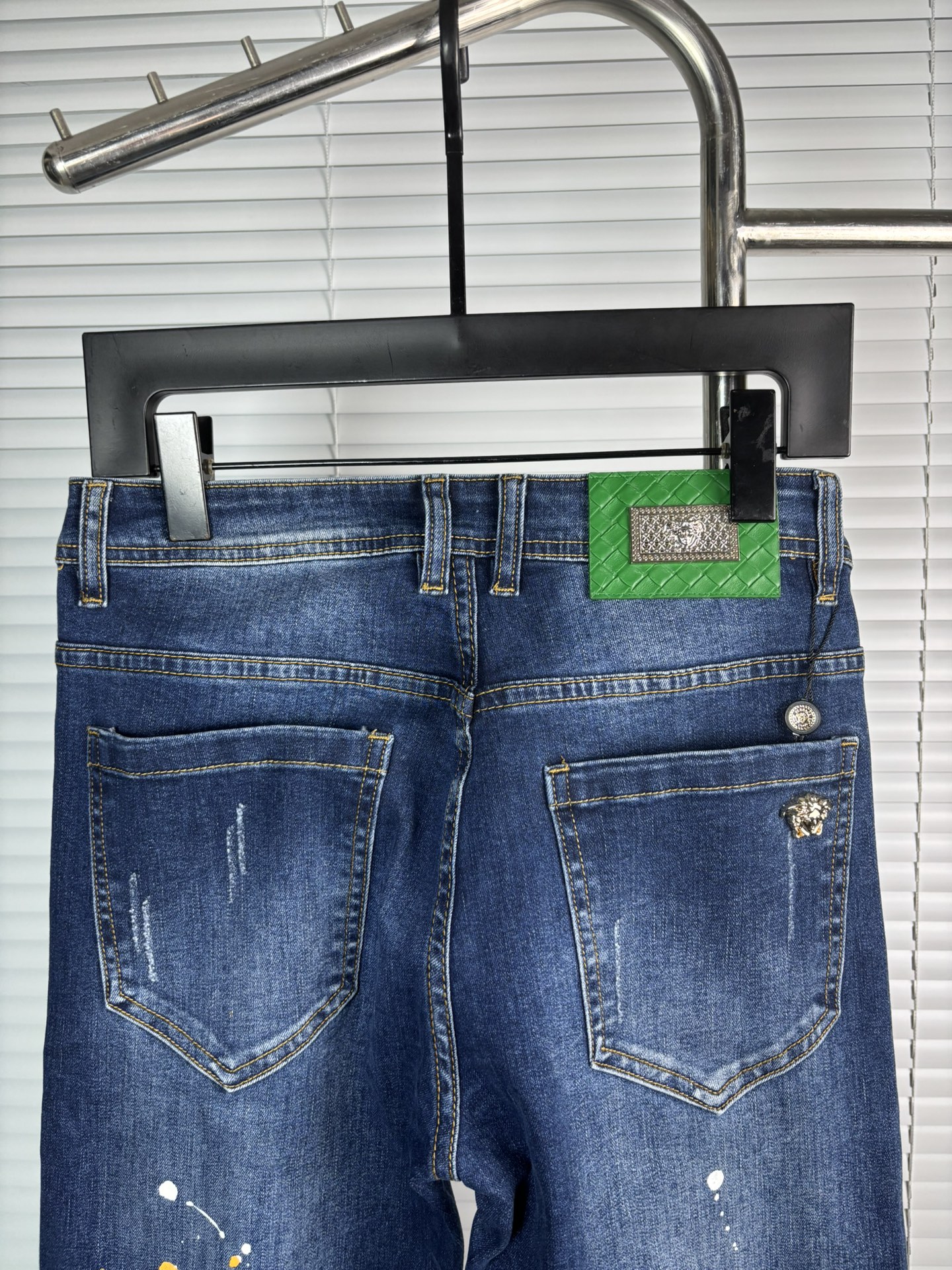 超级有范儿的一款牛仔裤，定制原版水洗牛仔面料，独特设计，顶级刺绣工艺字母图案logo，原版五金辅料装饰，
