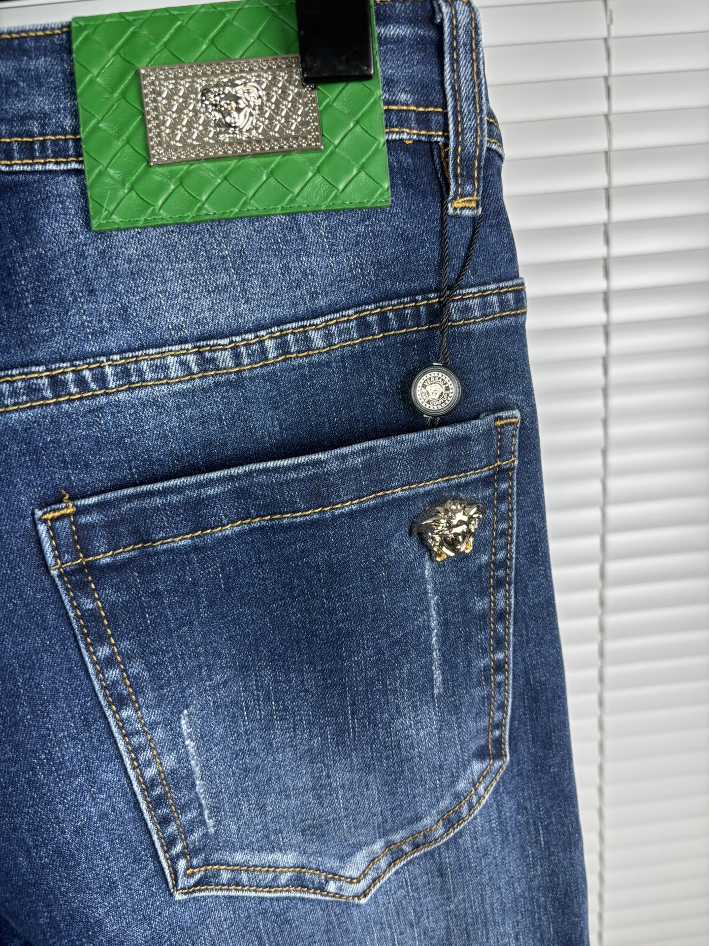 超级有范儿的一款牛仔裤，定制原版水洗牛仔面料，独特设计，顶级刺绣工艺字母图案logo，原版五金辅料装饰，