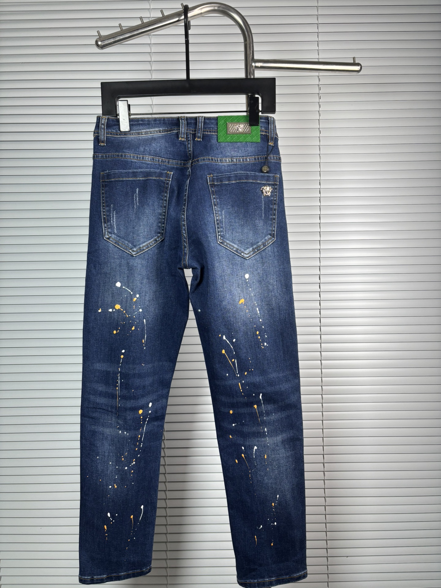 超级有范儿的一款牛仔裤，定制原版水洗牛仔面料，独特设计，顶级刺绣工艺字母图案logo，原版五金辅料装饰，