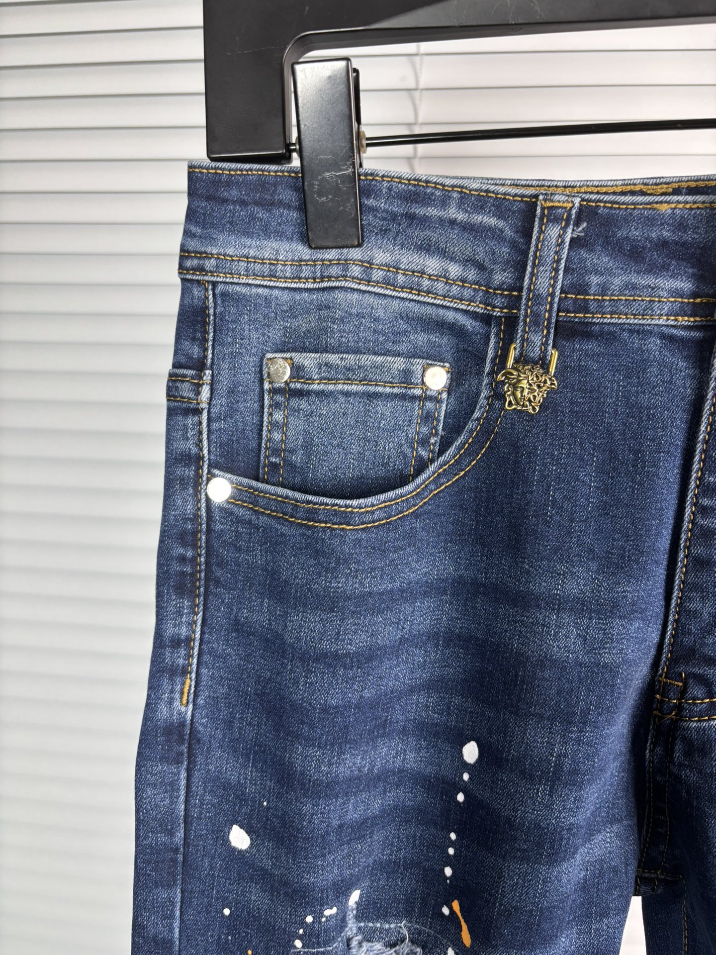 超级有范儿的一款牛仔裤，定制原版水洗牛仔面料，独特设计，顶级刺绣工艺字母图案logo，原版五金辅料装饰，