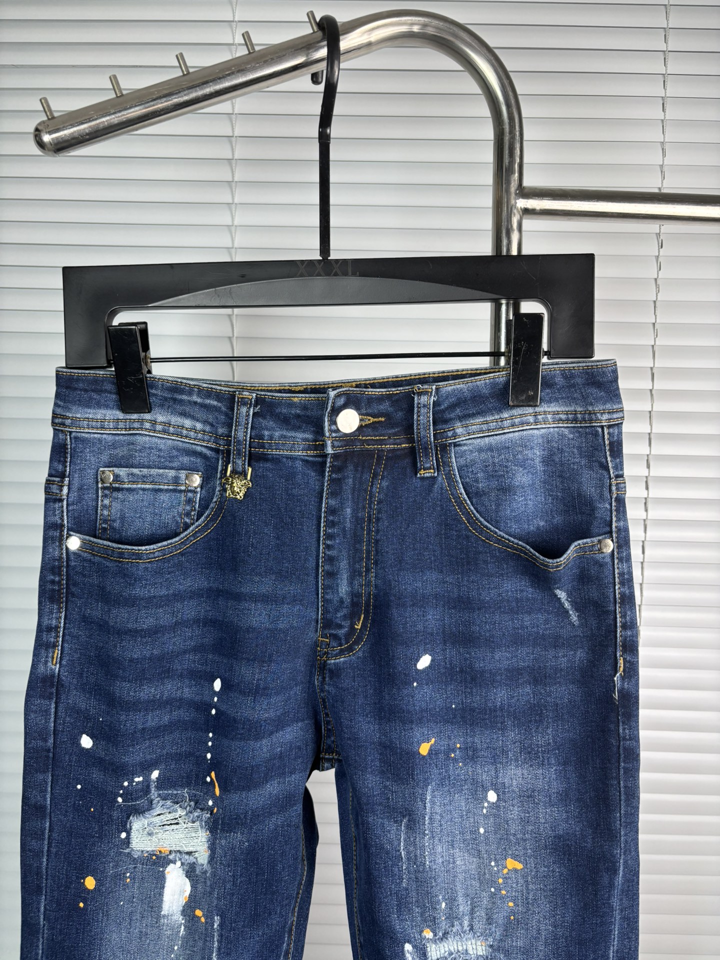 超级有范儿的一款牛仔裤，定制原版水洗牛仔面料，独特设计，顶级刺绣工艺字母图案logo，原版五金辅料装饰，