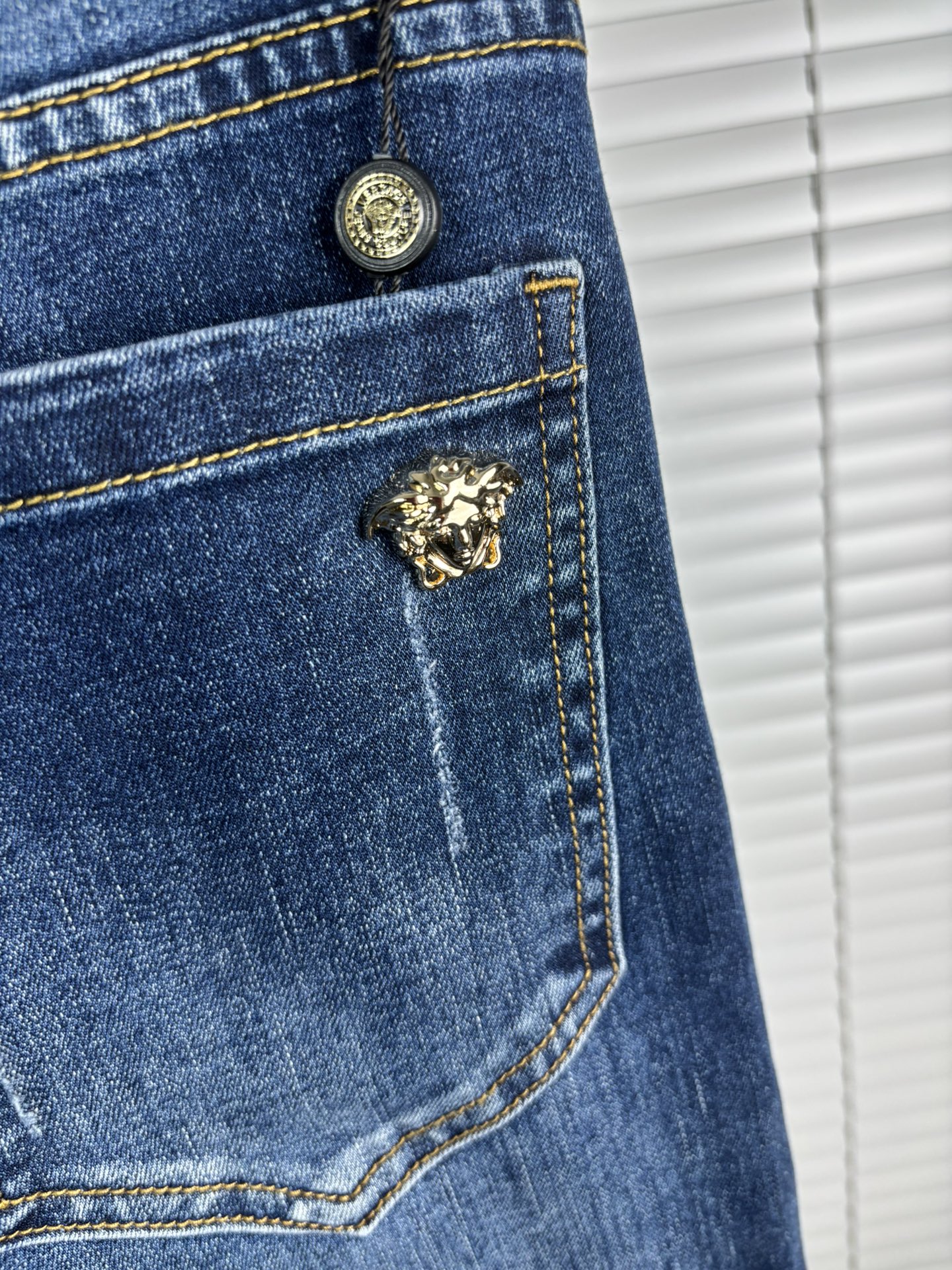 超级有范儿的一款牛仔裤，定制原版水洗牛仔面料，独特设计，顶级刺绣工艺字母图案logo，原版五金辅料装饰，
