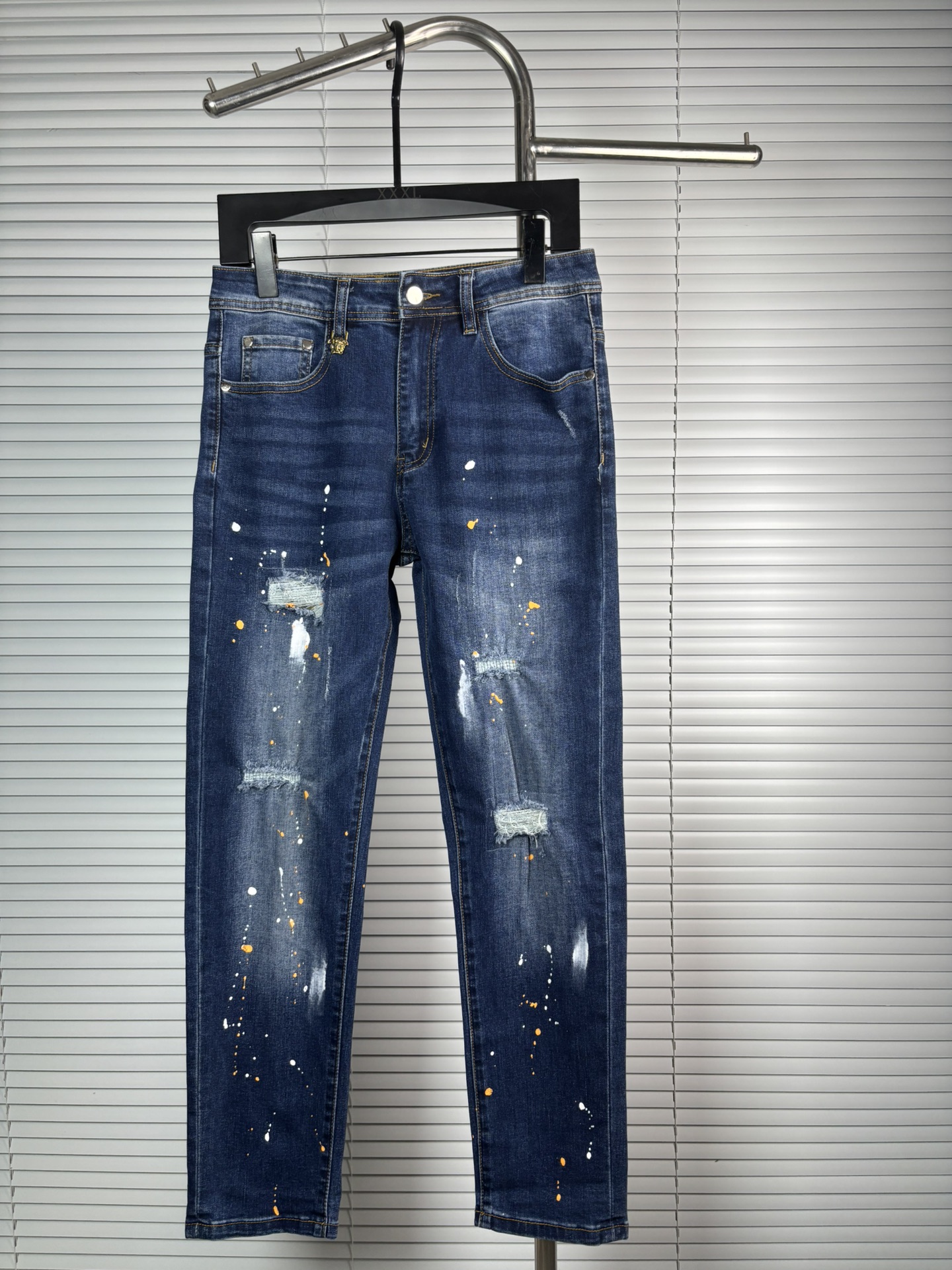 超级有范儿的一款牛仔裤，定制原版水洗牛仔面料，独特设计，顶级刺绣工艺字母图案logo，原版五金辅料装饰，