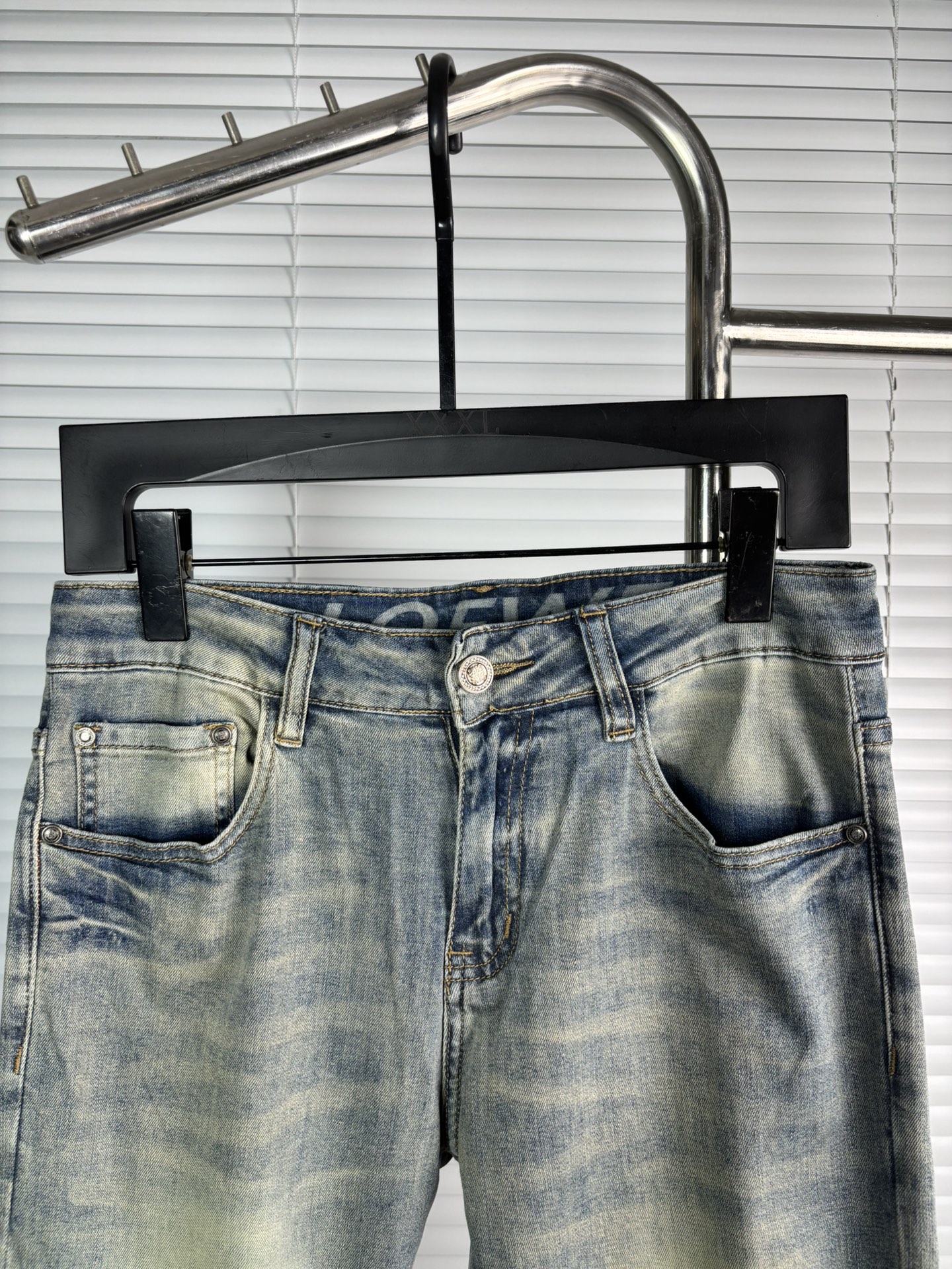 超级有范儿的一款牛仔裤，定制原版水洗牛仔面料，独特设计，顶级刺绣工艺字母图案logo，原版五金辅料装饰，
