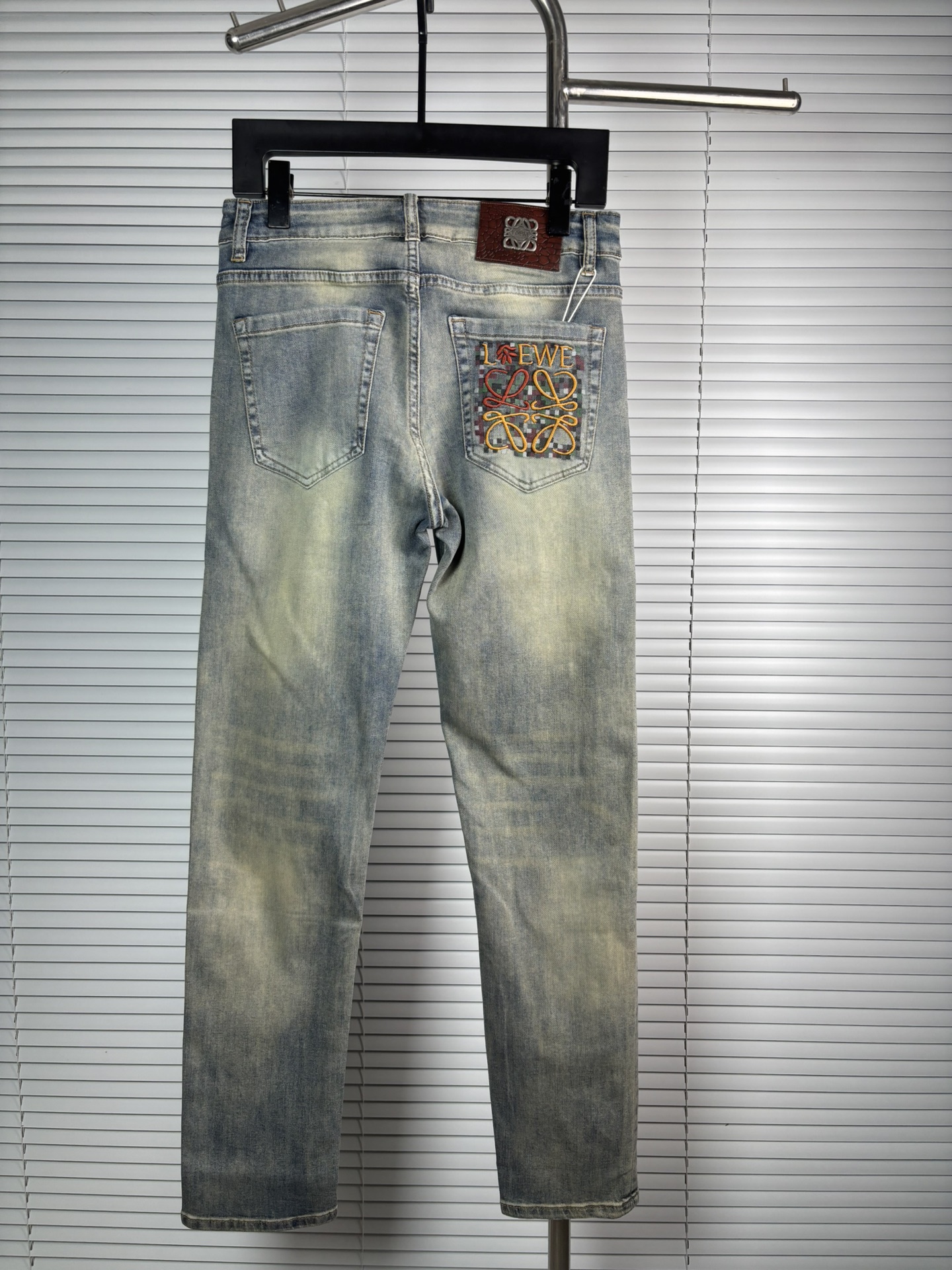 超级有范儿的一款牛仔裤，定制原版水洗牛仔面料，独特设计，顶级刺绣工艺字母图案logo，原版五金辅料装饰，