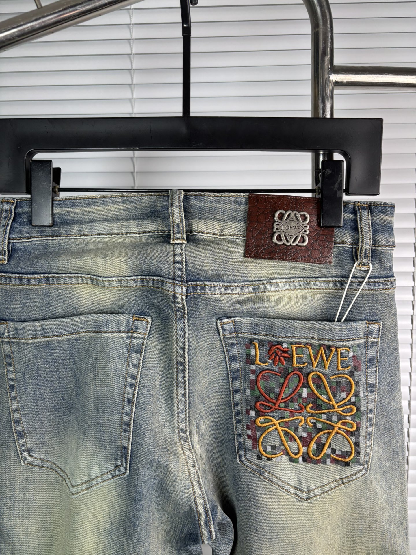 超级有范儿的一款牛仔裤，定制原版水洗牛仔面料，独特设计，顶级刺绣工艺字母图案logo，原版五金辅料装饰，