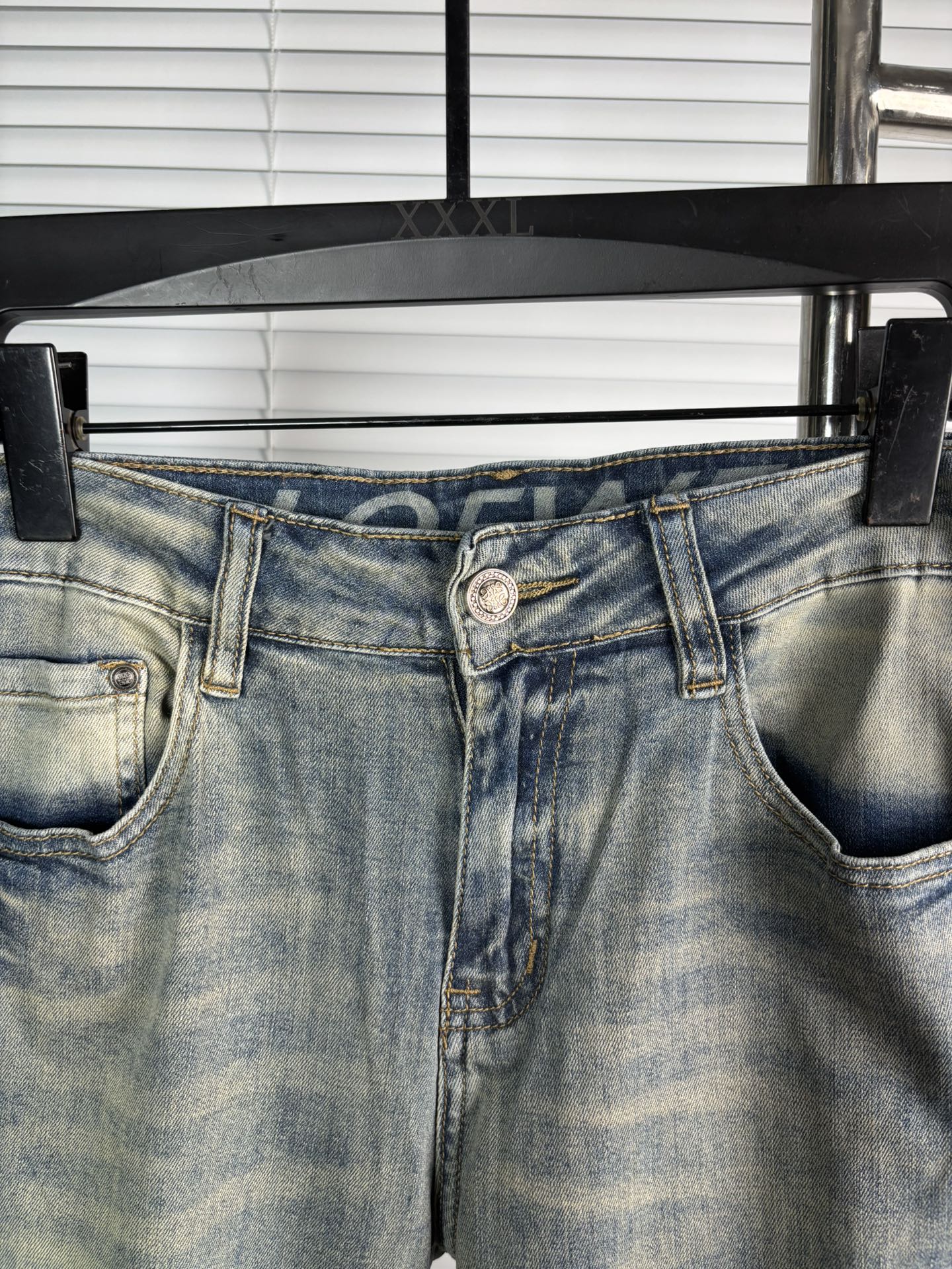 超级有范儿的一款牛仔裤，定制原版水洗牛仔面料，独特设计，顶级刺绣工艺字母图案logo，原版五金辅料装饰，