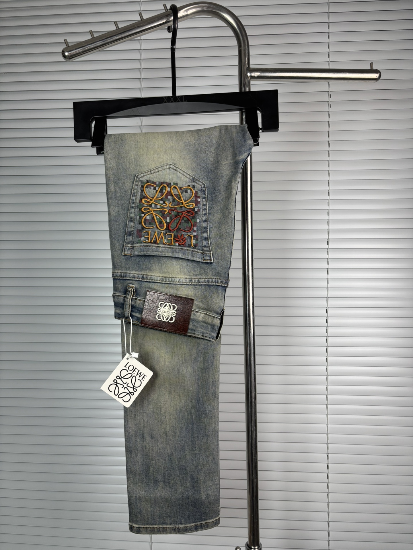 超级有范儿的一款牛仔裤，定制原版水洗牛仔面料，独特设计，顶级刺绣工艺字母图案logo，原版五金辅料装饰，