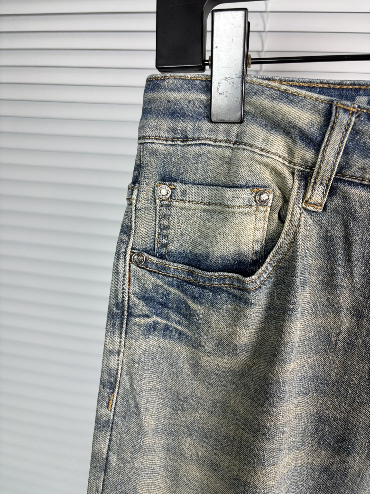 超级有范儿的一款牛仔裤，定制原版水洗牛仔面料，独特设计，顶级刺绣工艺字母图案logo，原版五金辅料装饰，